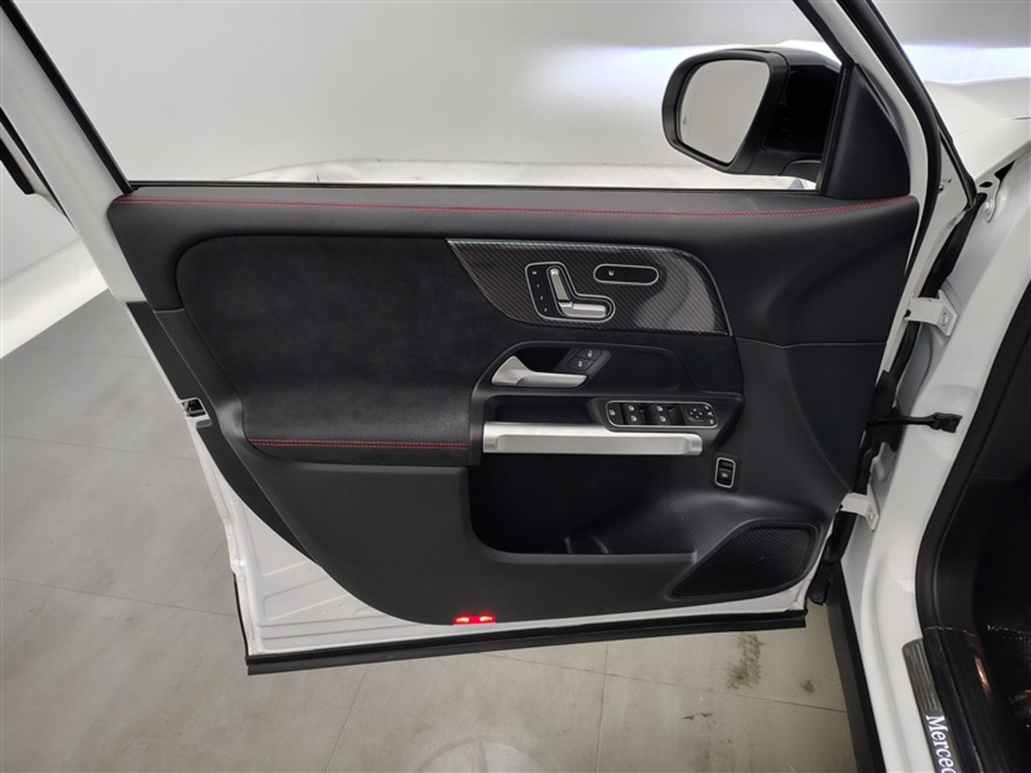 Mercedes GLB 180 180d AMG Line 7pl. NAVI / FULL LED / PANO / CAMERA 360° (2025) - Photo 17