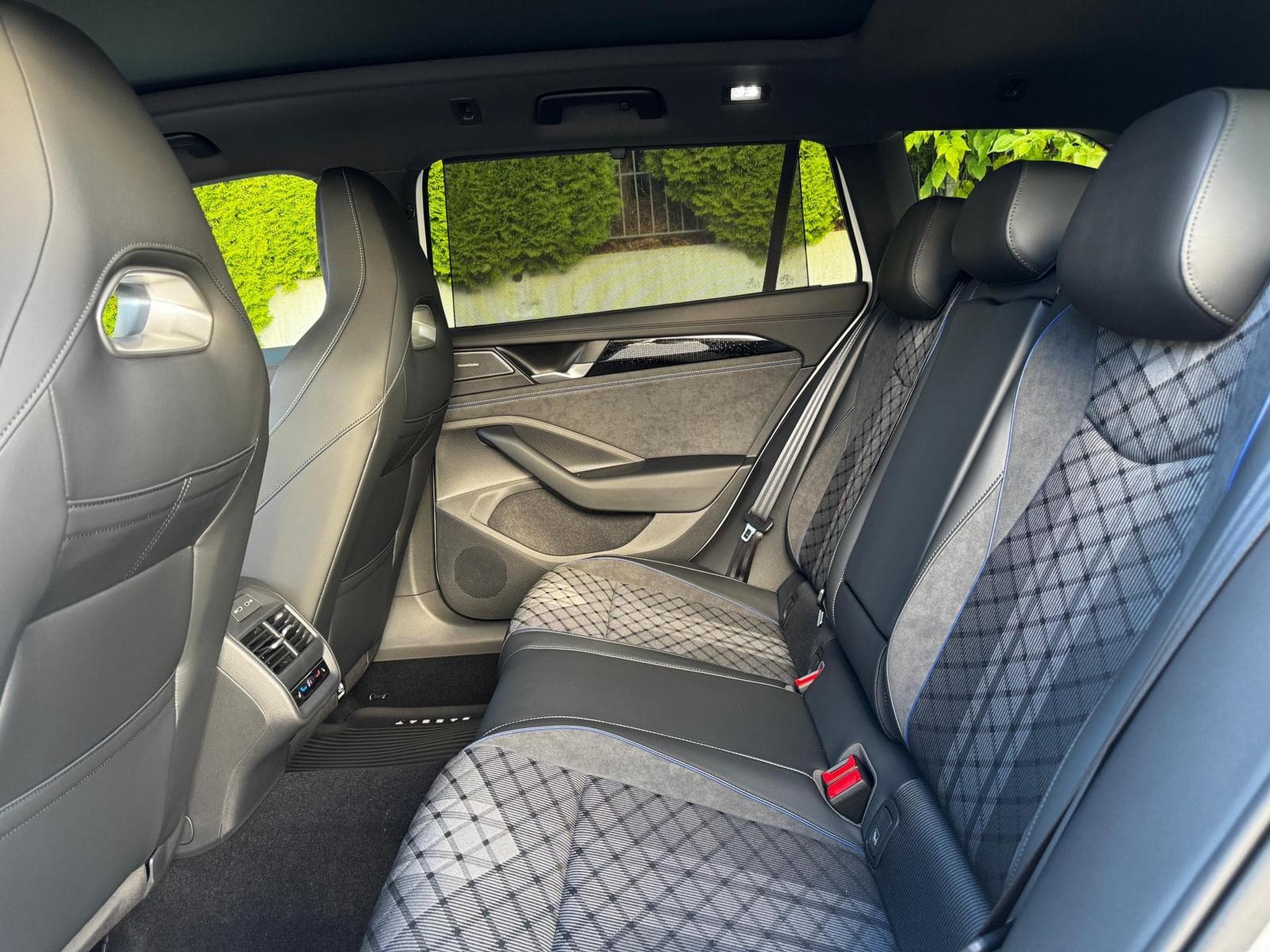 VW Passat Variant 1.5 TSI eHybrid 200 kW R-Line (2026) - Foto 10