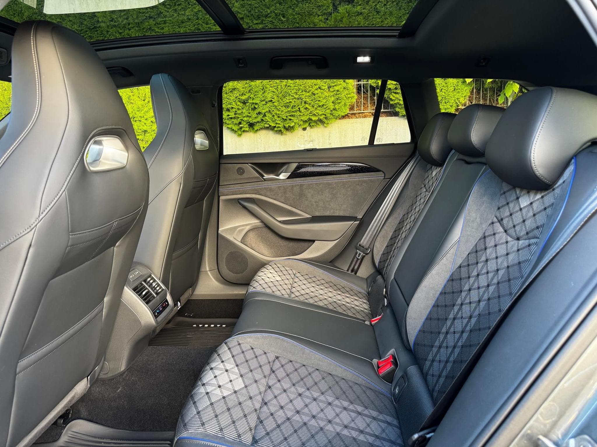 VW Passat Variant 1.5 TSI eHybrid 200 kW R-Line (2026) - Foto 10