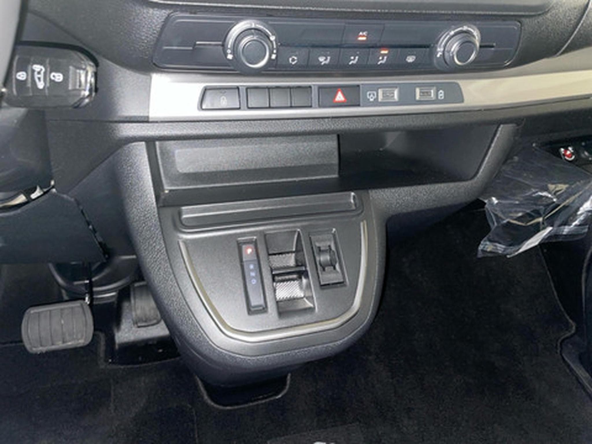 Peugeot Traveller 2.0 BlueHDi 130kW EAT8 (2025) - Photo 10