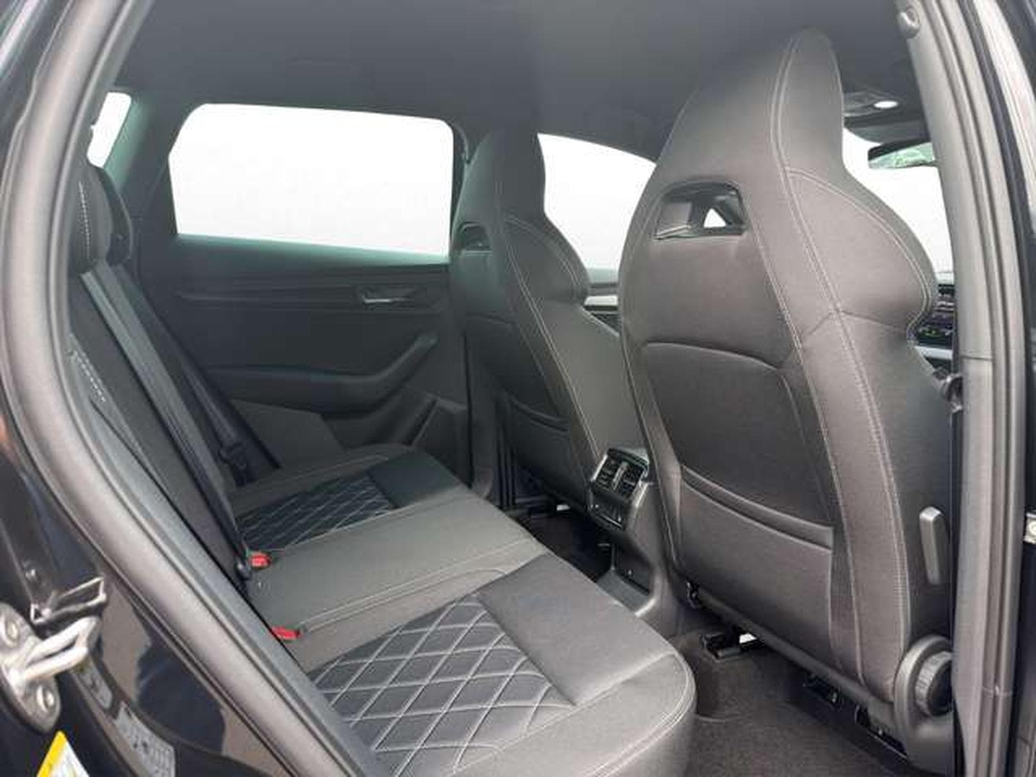 Skoda Karoq Sportline DSG/ACC/Matrix/AHK/Side/5-J Gara (2026) - Photo 17