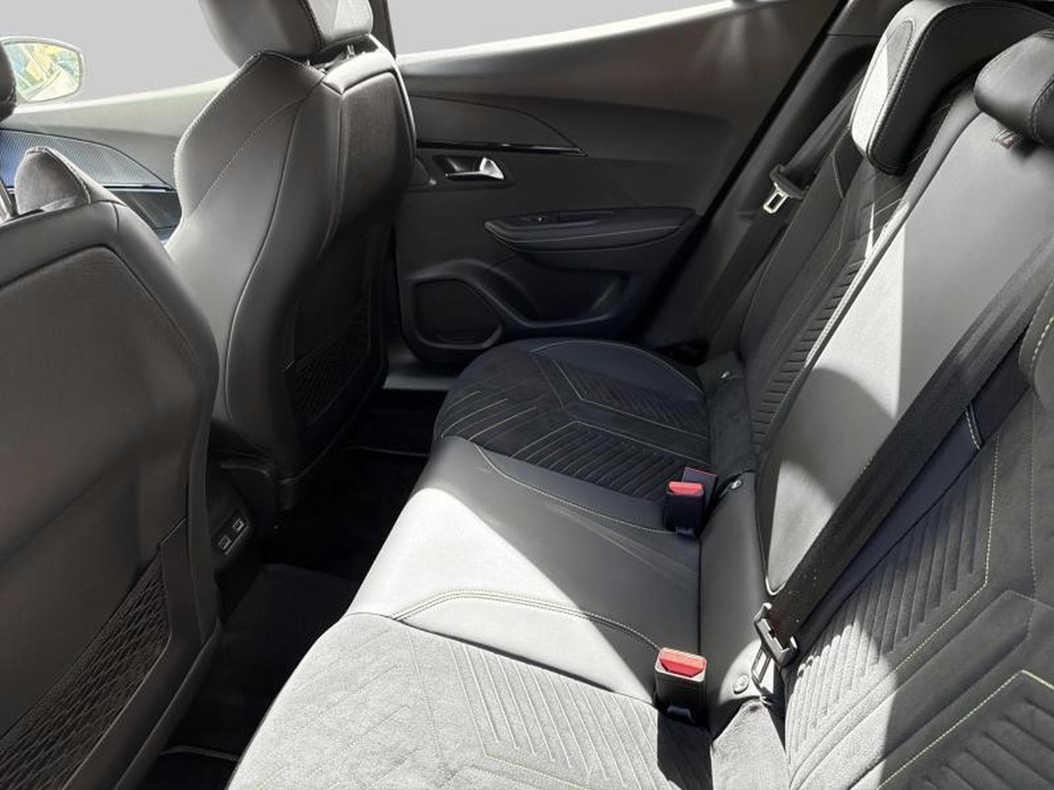 Peugeot 2008 II GT (2024) - Foto 12