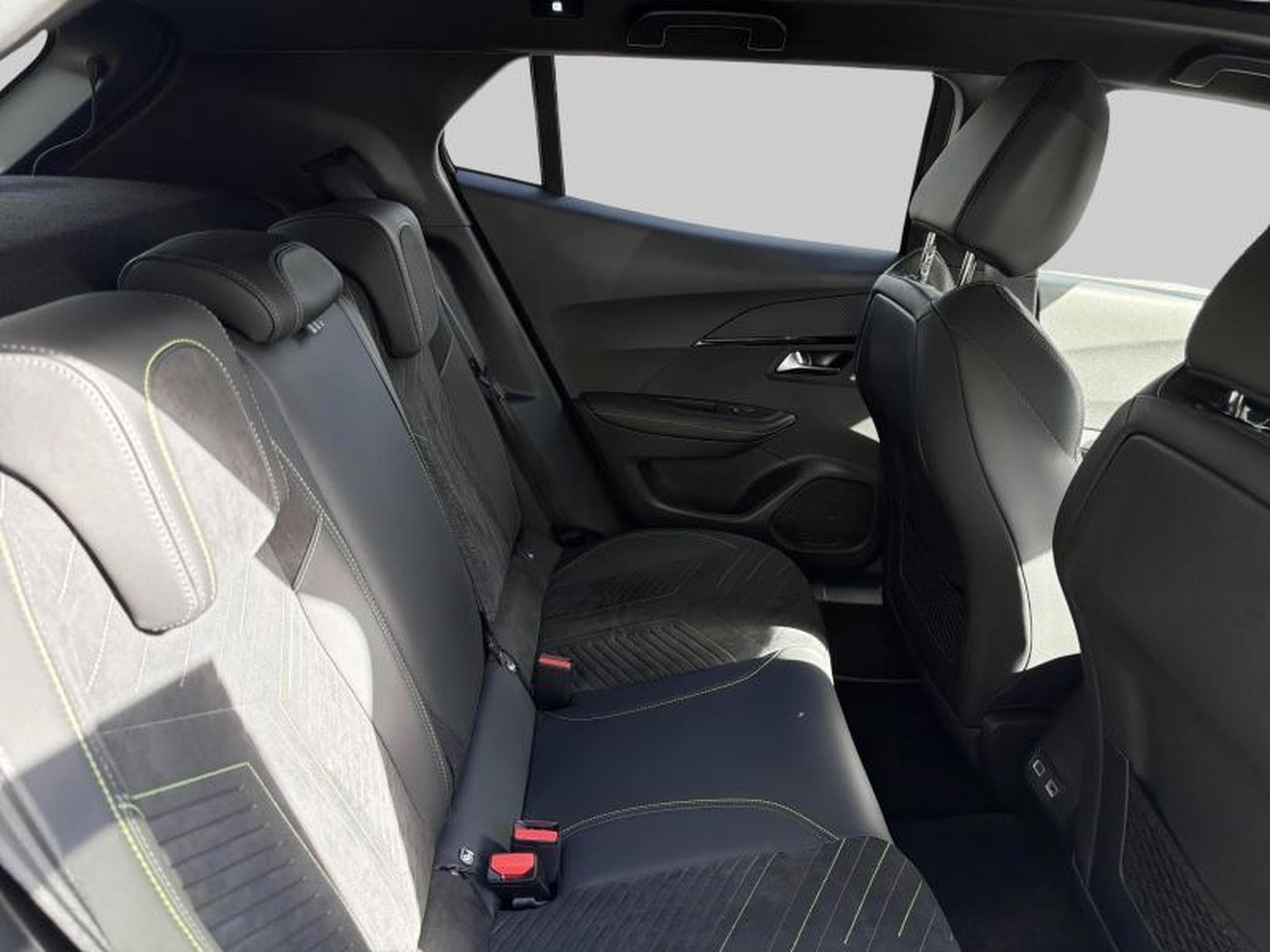 Peugeot 2008 II GT (2024) - Foto 10