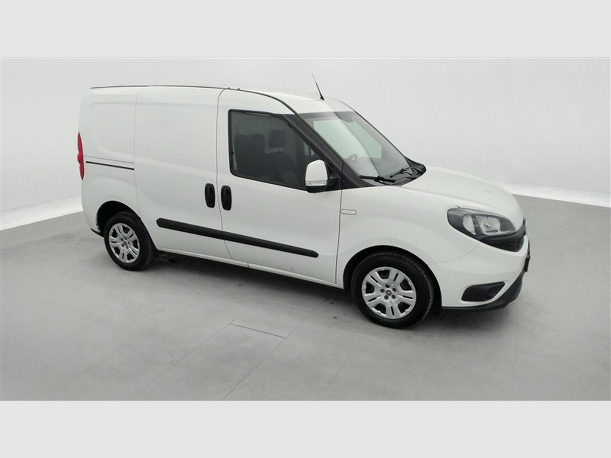 Fiat Doblo 1.6 MJET Cargo CLIM / CARPLAY (2023) - Foto 22