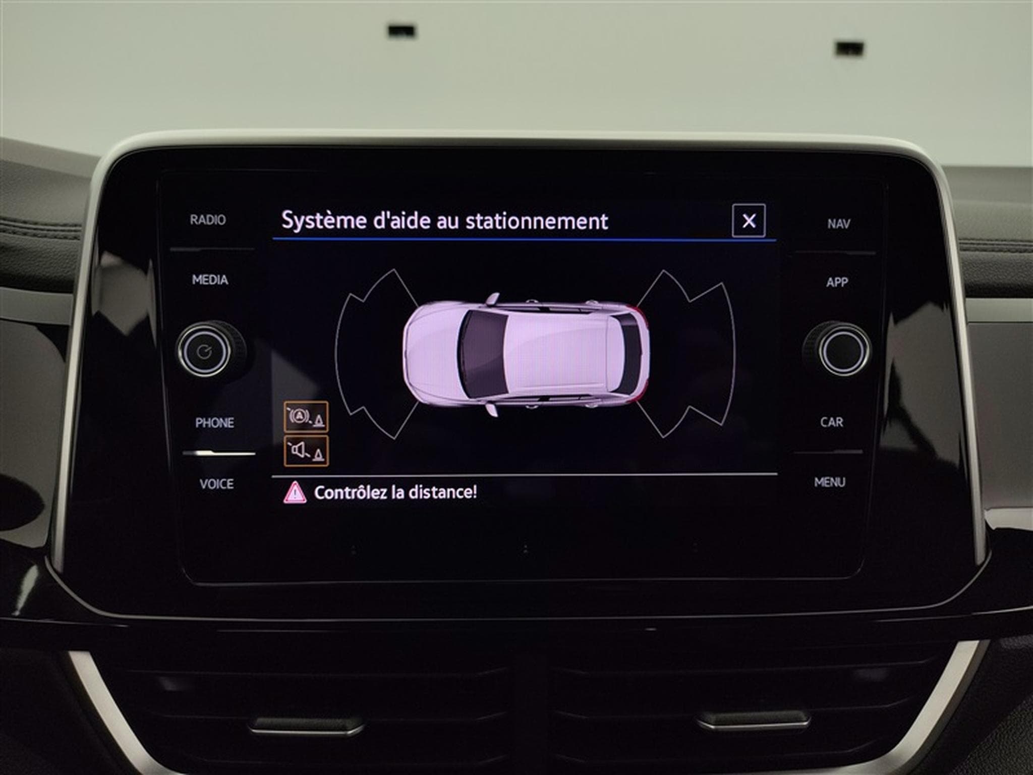 VW T-Roc 1.0 TSI 110cv R-Line CARPLAY / FULL LED / PDC AV+AR / JA 17" (2024) - Foto 18