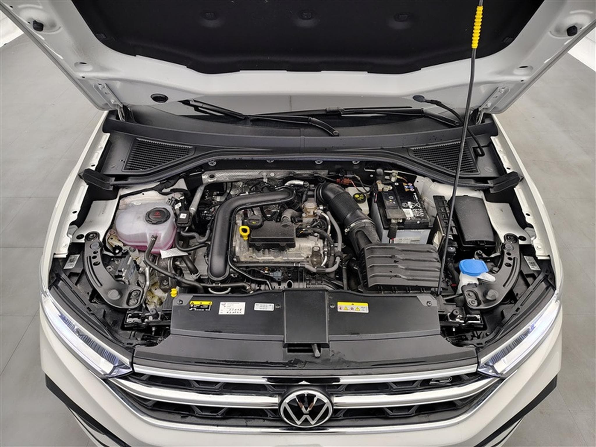 VW T-Roc 1.0 TSI 110cv R-Line CARPLAY / FULL LED / PDC AV+AR / JA 17" (2024) - Foto 19