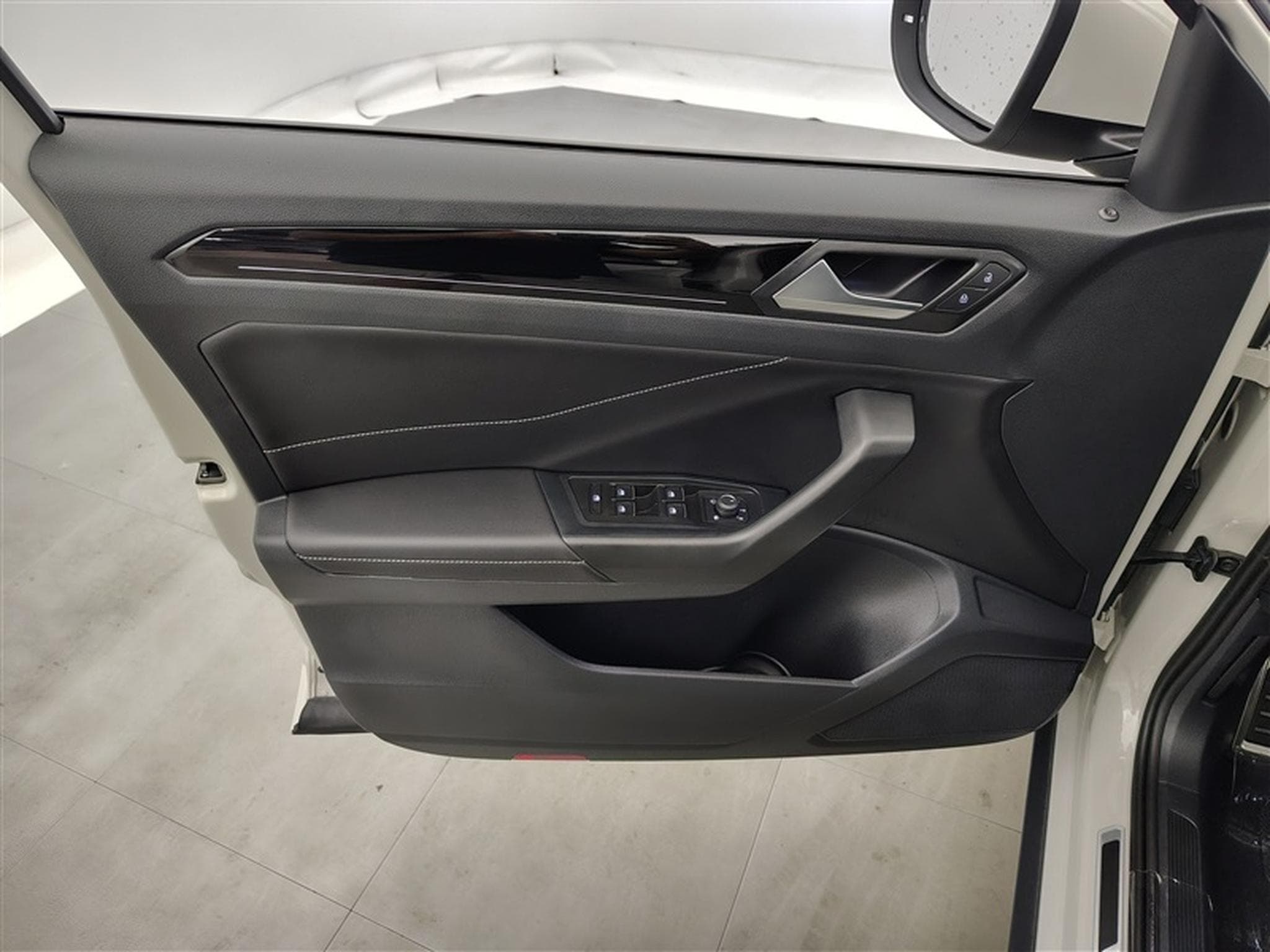 VW T-Roc 1.0 TSI 110cv R-Line CARPLAY / FULL LED / PDC AV+AR / JA 17" (2024) - Foto 17