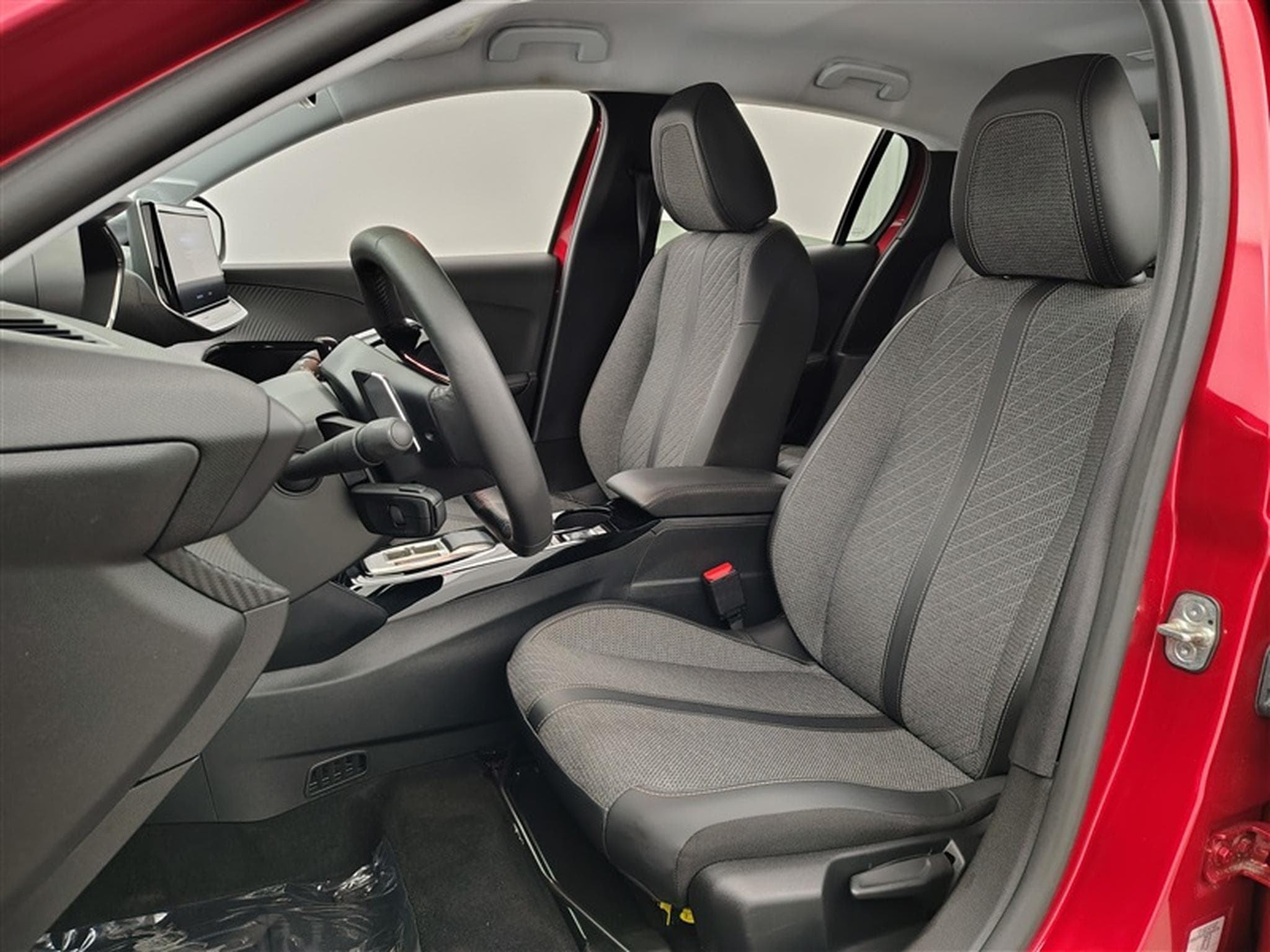 Peugeot 208 1.2 Hybrid 100cv e-DSC6 Allure CARPLAY / FULL LED / S-CUIR (2025) - Photo 7