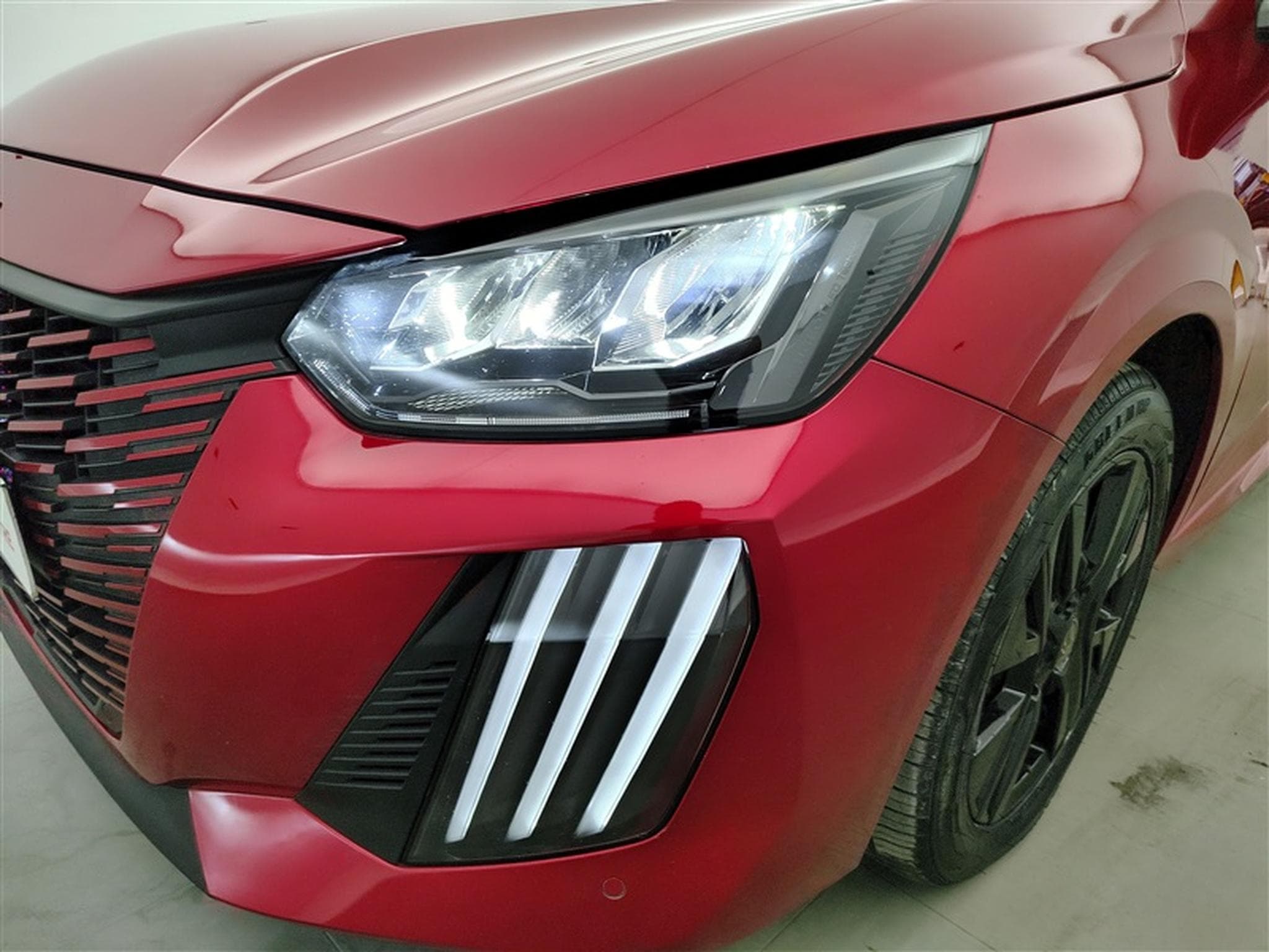 Peugeot 208 1.2 Hybrid 100cv e-DSC6 Allure CARPLAY / FULL LED / S-CUIR (2025) - Photo 15