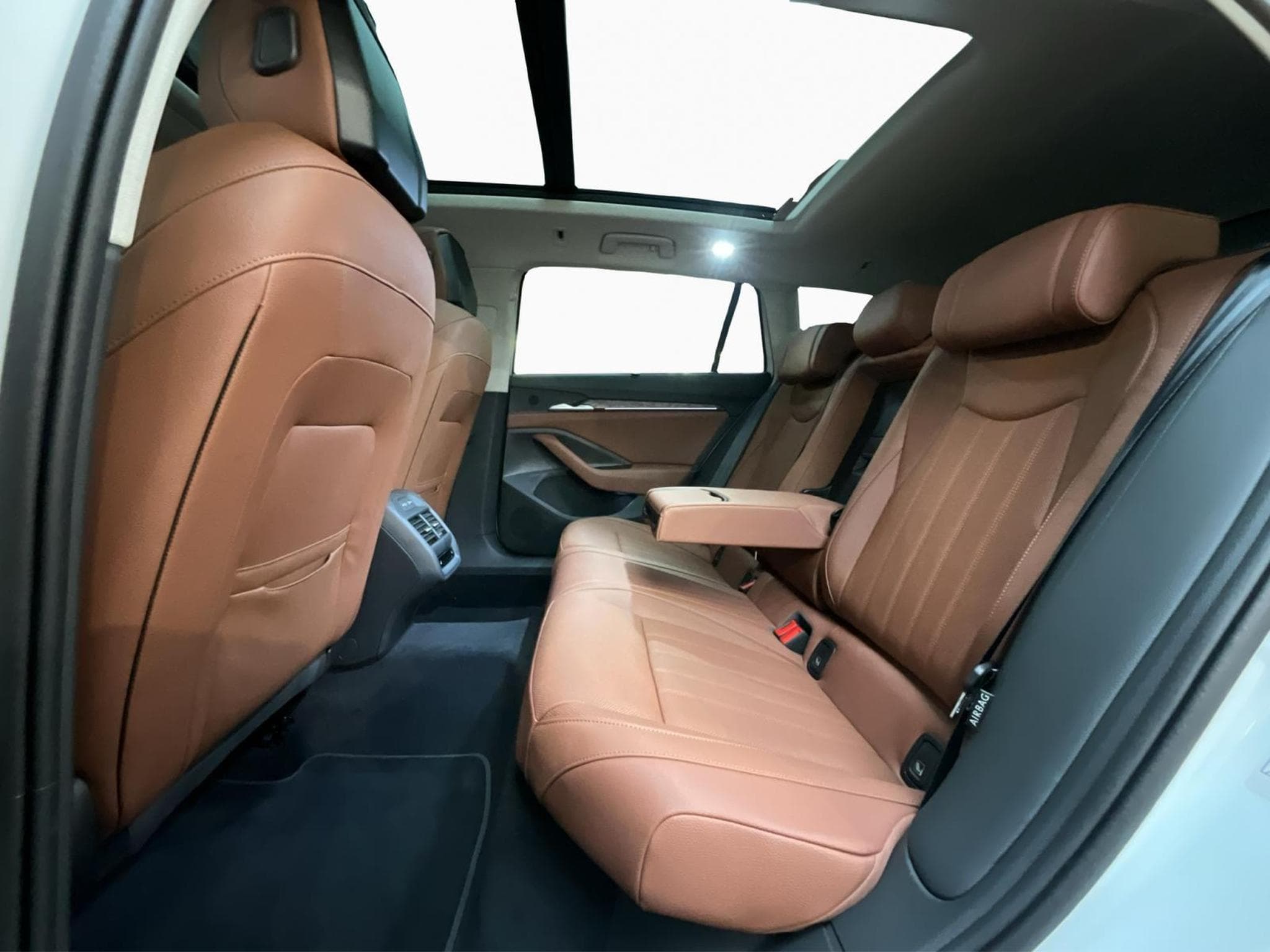 Skoda Superb L&K+DSG+4x4+AHK+LM19+Head-up+Pano+Led+Navi+DAB (2024) - Photo 16