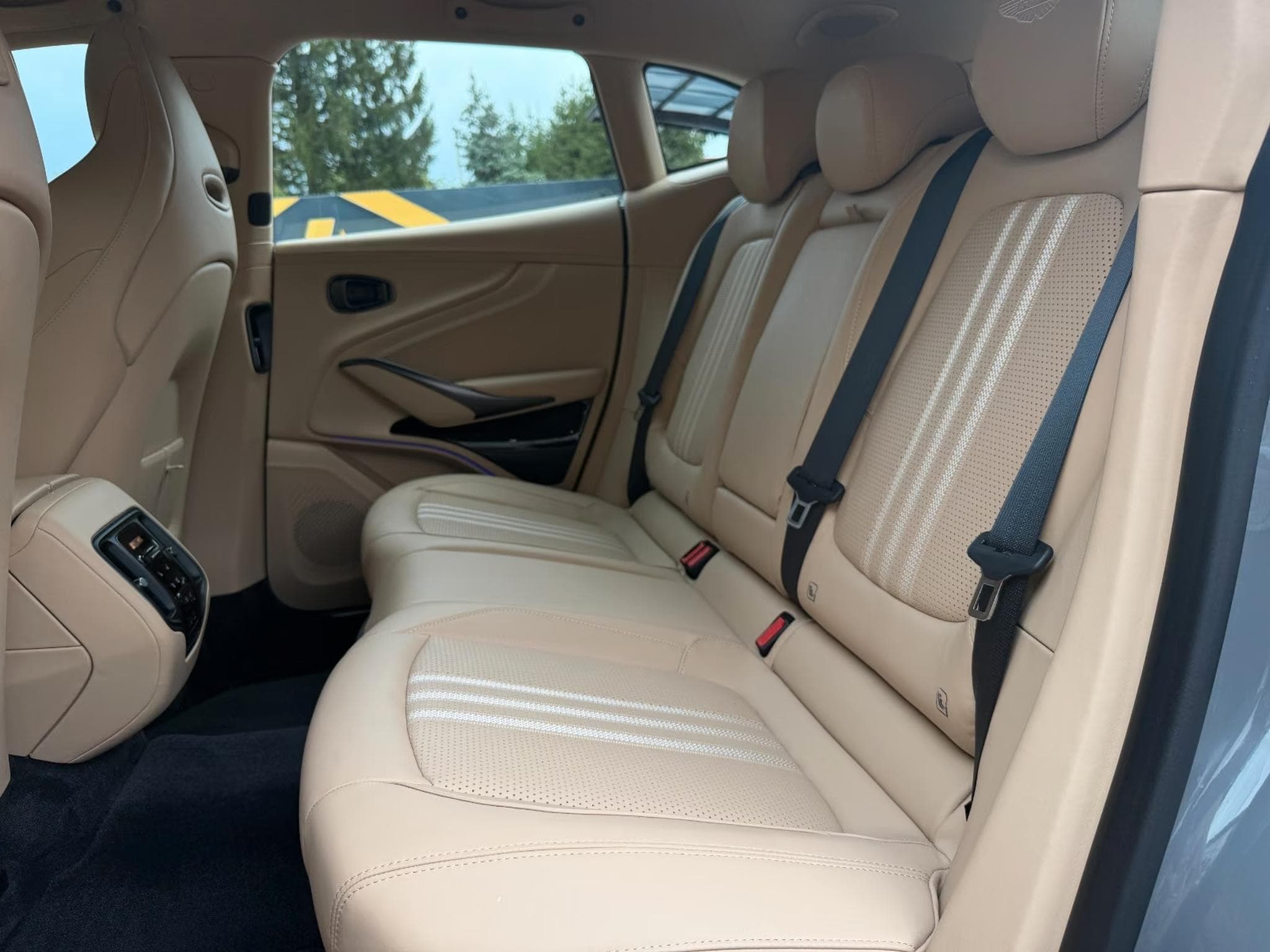 Aston-Martin DBX 707 (2026) - Photo 11