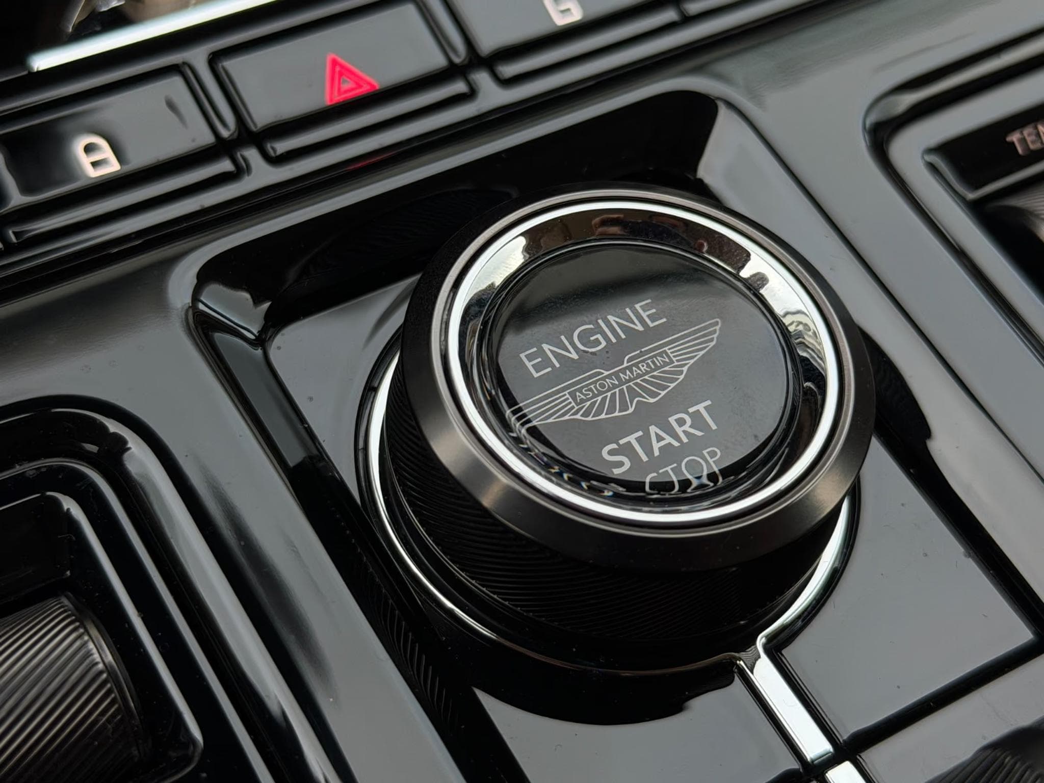 Aston-Martin DBX 707 (2026) - Photo 14
