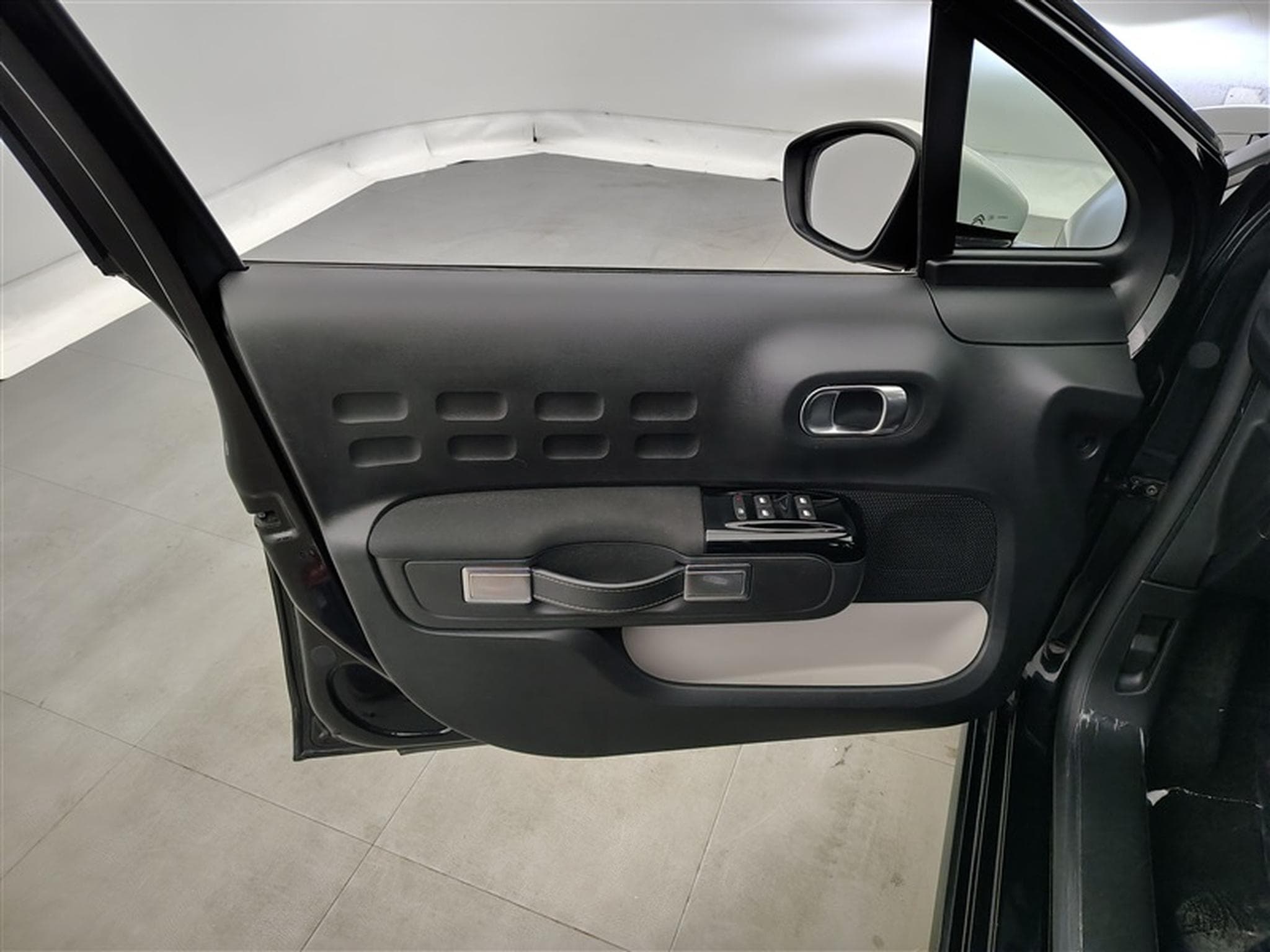 Citroen C3 1.2i PureTech Shine FULL LED / CARPLAY (2023) - Photo 17