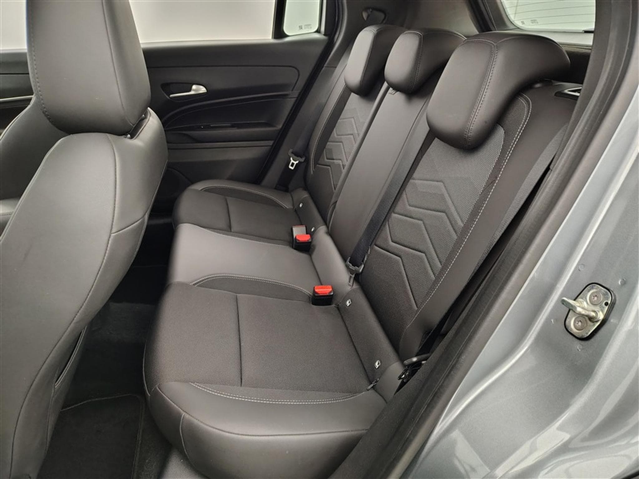 Jeep Avenger 1.2 Turbo Altitude *NAVI/CARPLAY/FULL LED/CAM360/JA18* (2024) - Photo 13
