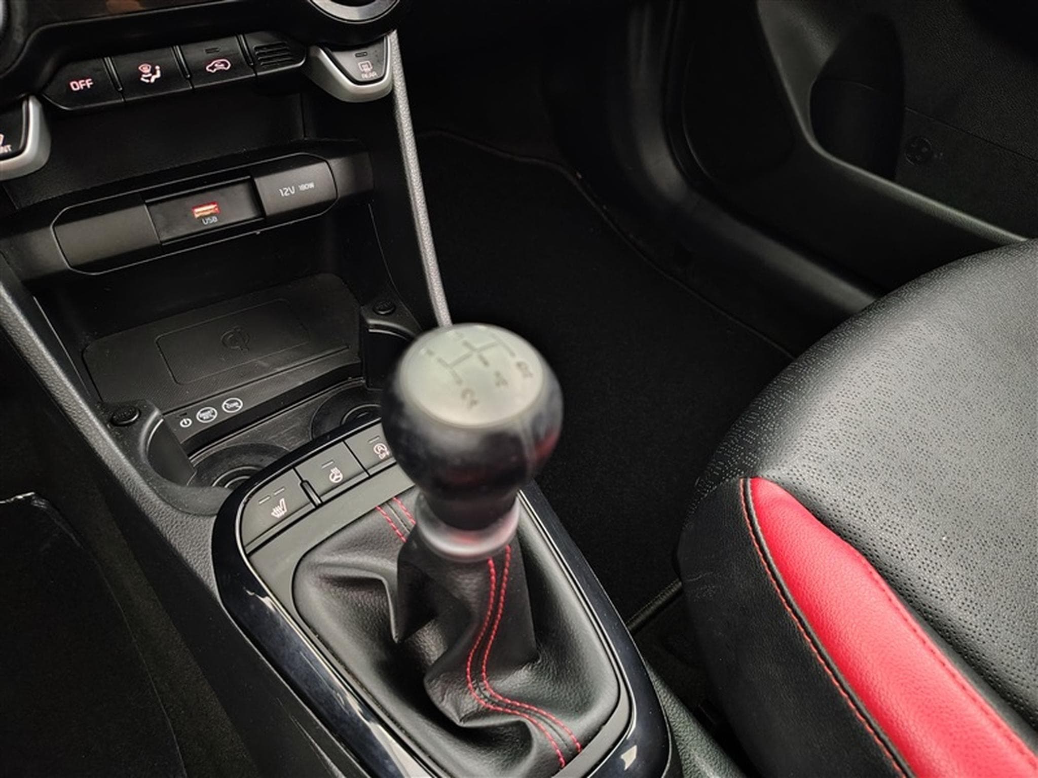 Kia Picanto 1.0i GT Line NAVI 8" /CARPLAY/ CAMERA / JA 16" (2022) - Photo 12
