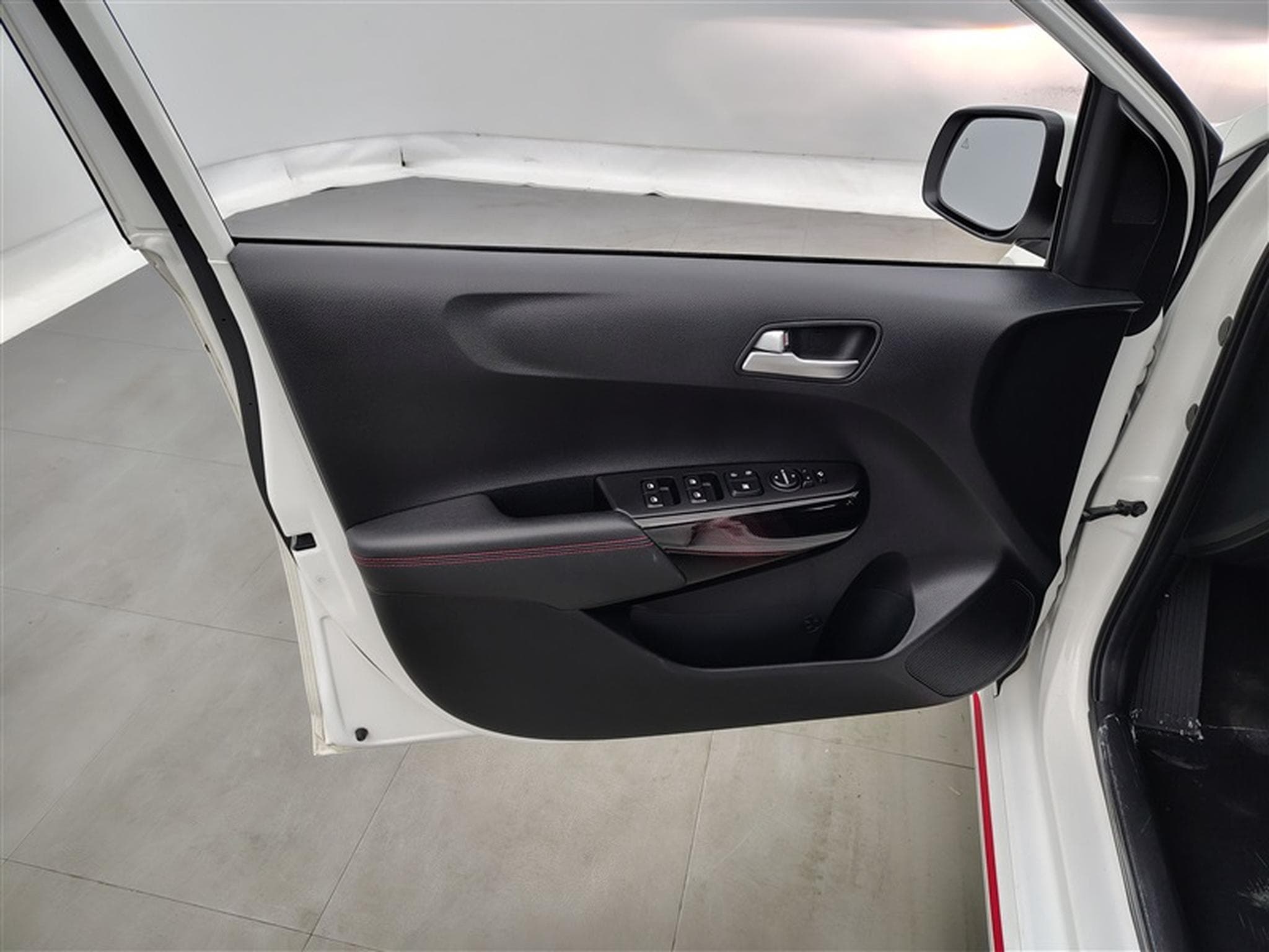 Kia Picanto 1.0i GT Line NAVI 8" /CARPLAY/ CAMERA / JA 16" (2022) - Photo 17