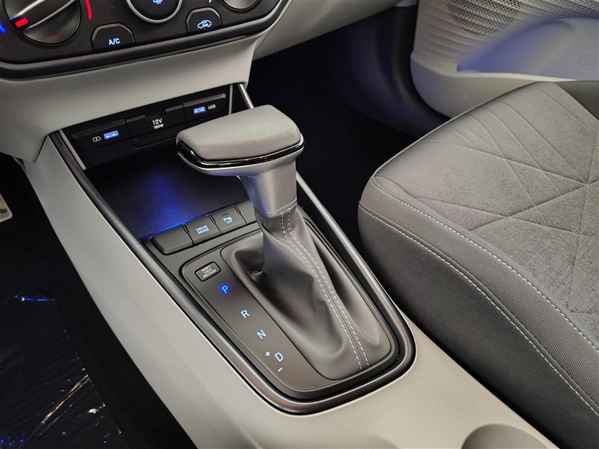 Hyundai Bayon 1.0 T-GDi MHEV DCT-7 100Cv Intuitive CARPLAY / CLIM (2023) - Photo 12