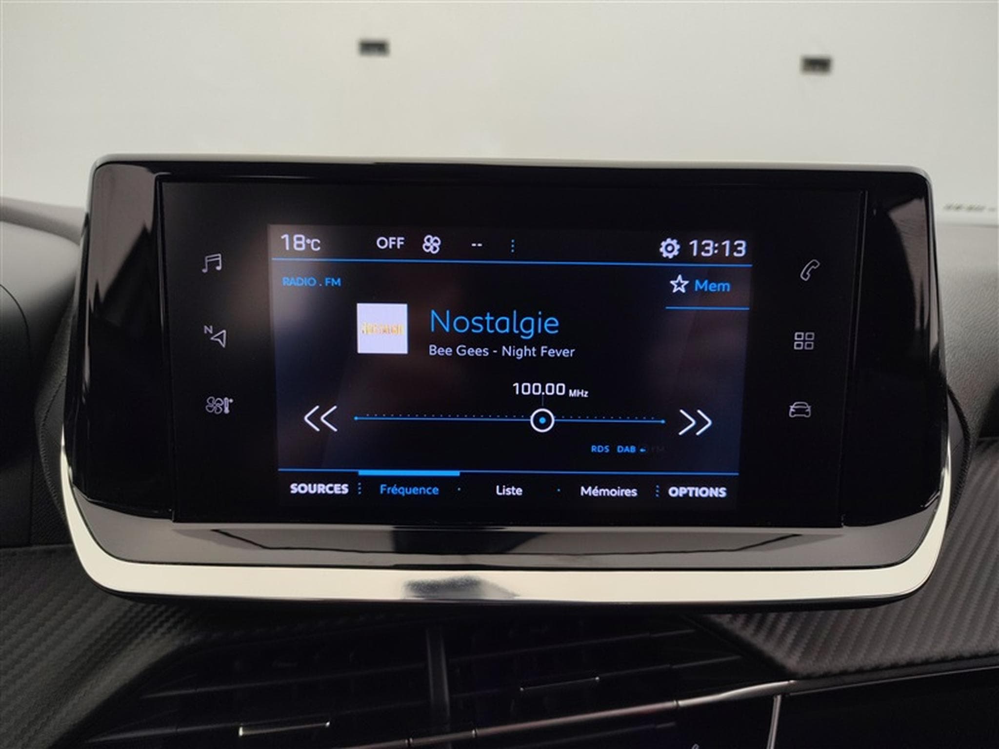 Peugeot 2008 1.2 PureTech Allure Pack S-CUIR/CARPLAY/LED/JA17/PDC/CAMERA (2022) - Photo 11