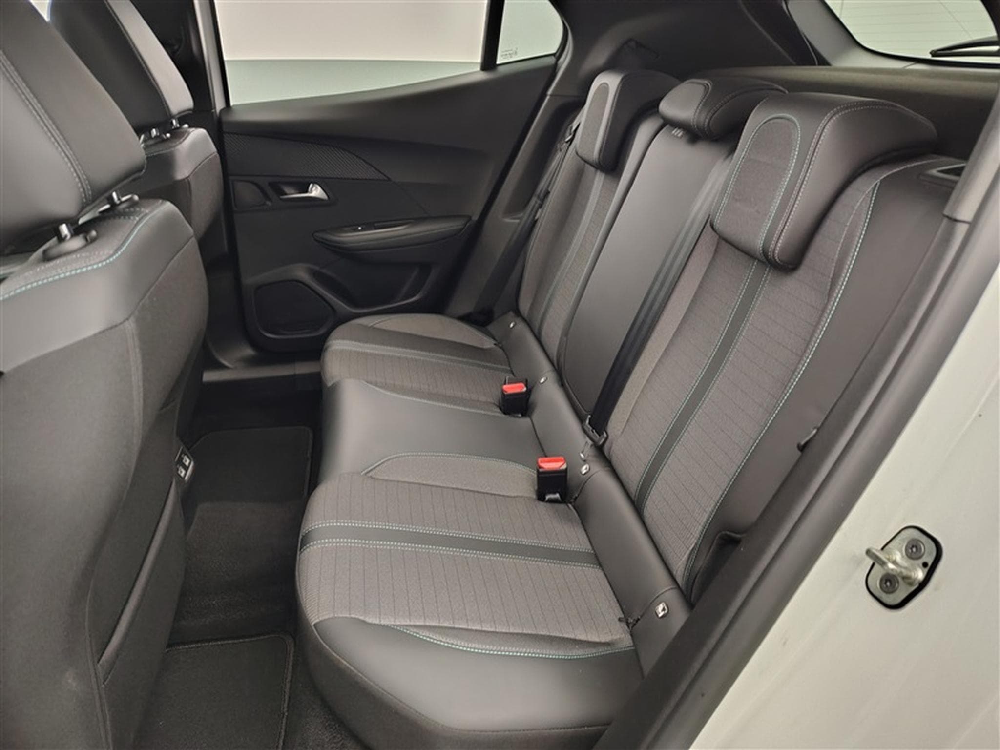 Peugeot 2008 1.2 PureTech Allure Pack S-CUIR/CARPLAY/LED/JA17/PDC/CAMERA (2022) - Photo 13