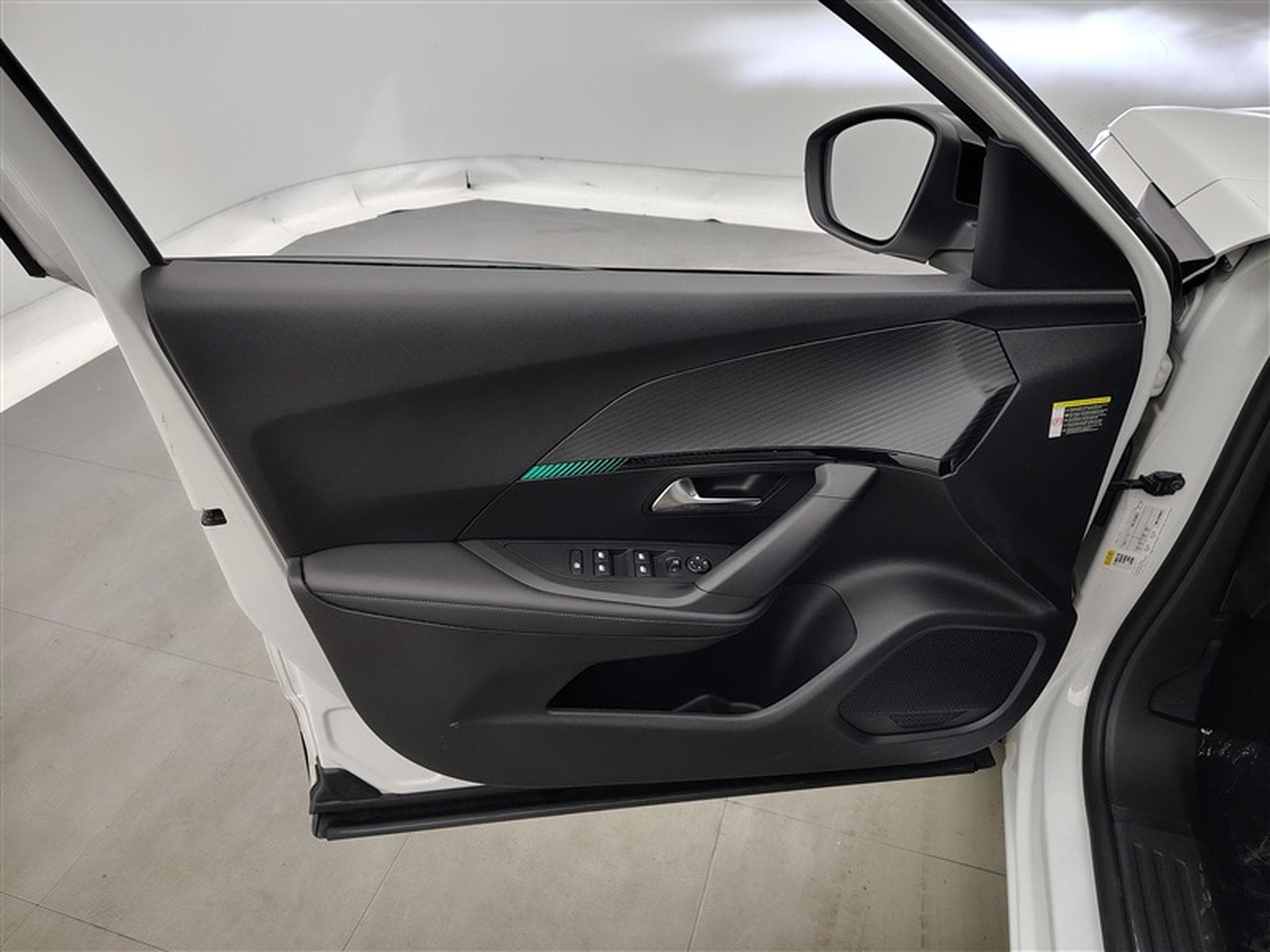 Peugeot 2008 1.2 PureTech Allure Pack S-CUIR/CARPLAY/LED/JA17/PDC/CAMERA (2022) - Photo 17
