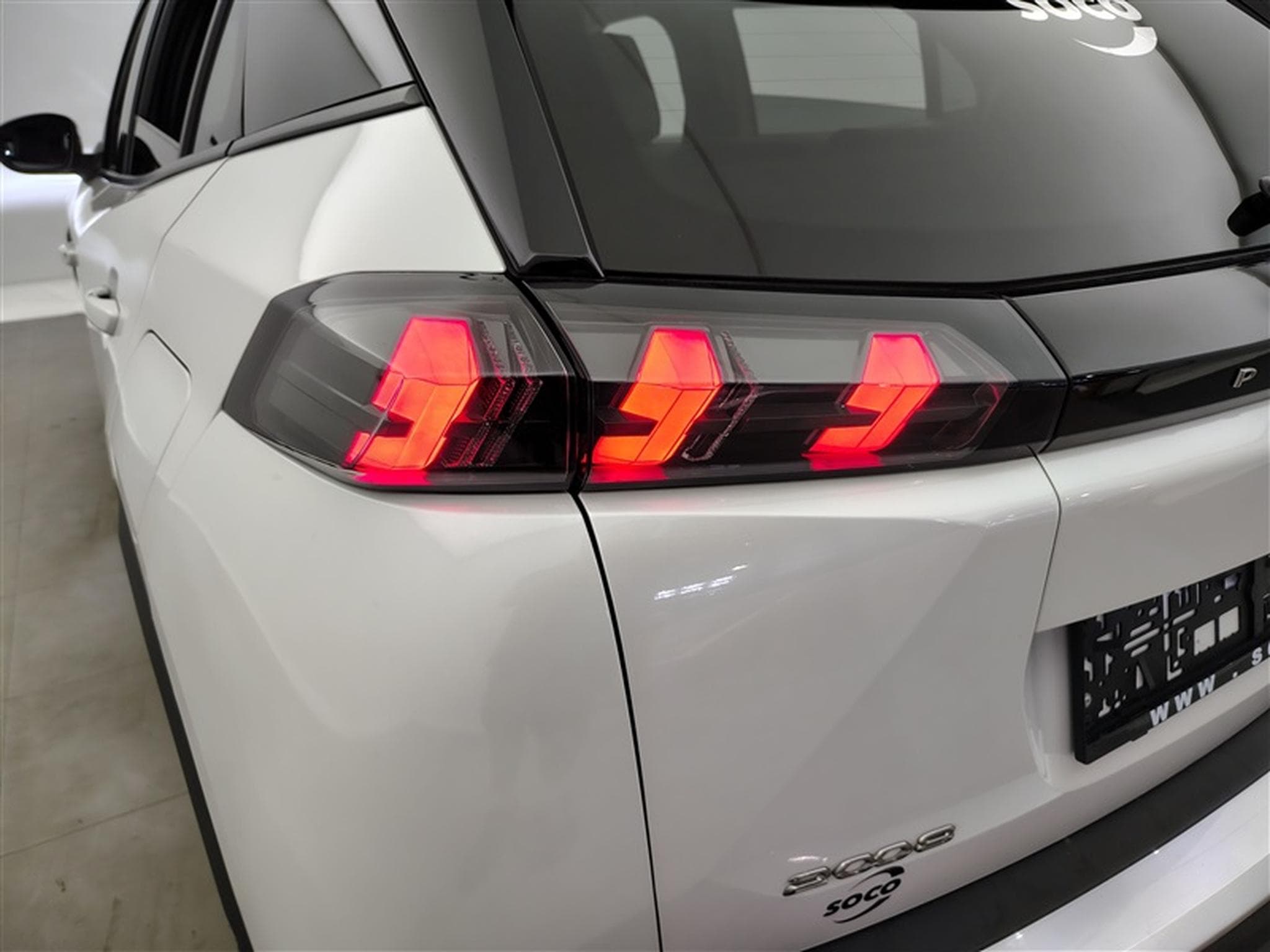 Peugeot 2008 1.2 PureTech Allure Pack S-CUIR/CARPLAY/LED/JA17/PDC/CAMERA (2022) - Photo 16