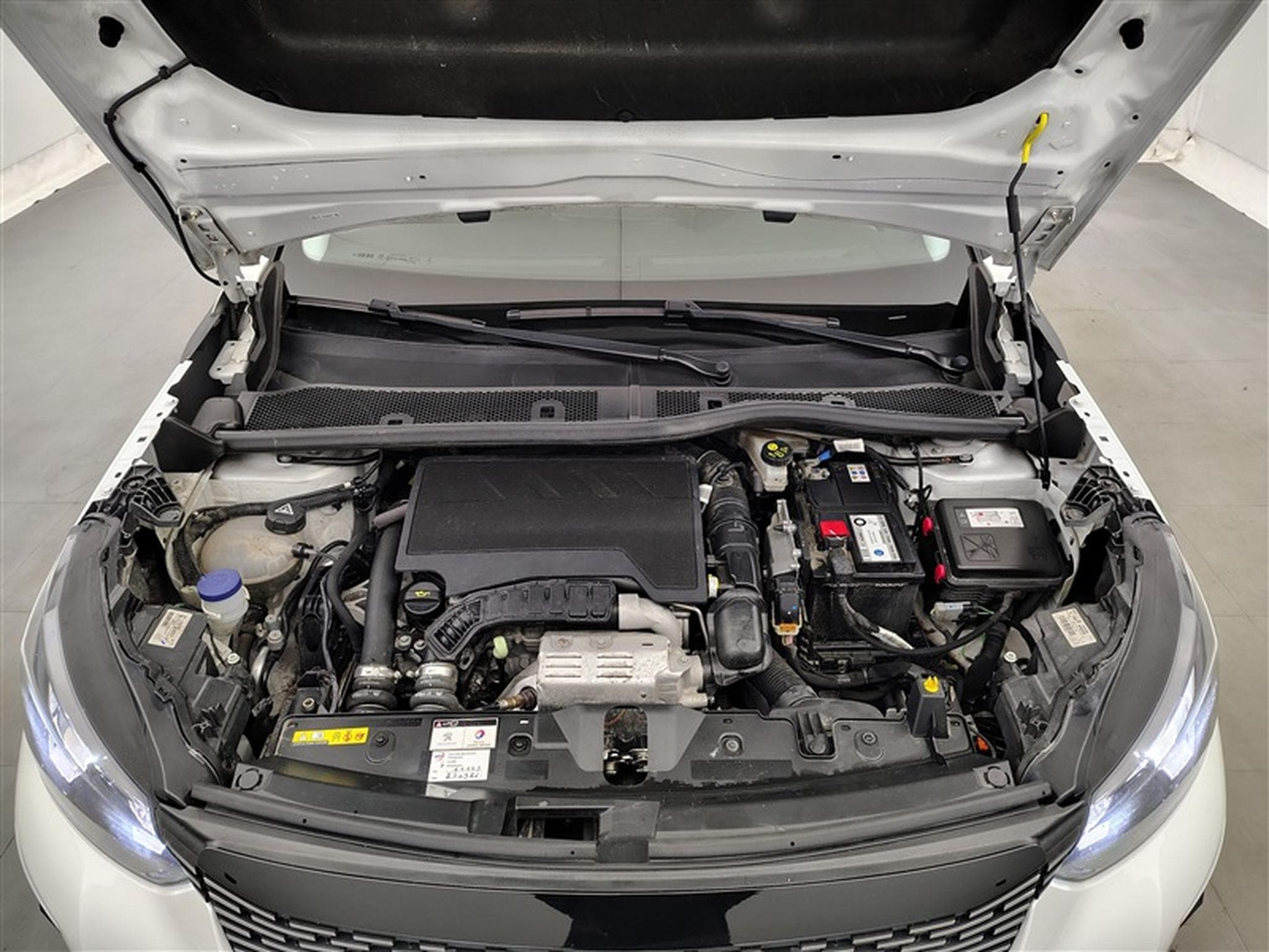 Peugeot 2008 1.2 PureTech Allure Pack S-CUIR/CARPLAY/LED/JA17/PDC/CAMERA (2022) - Photo 19