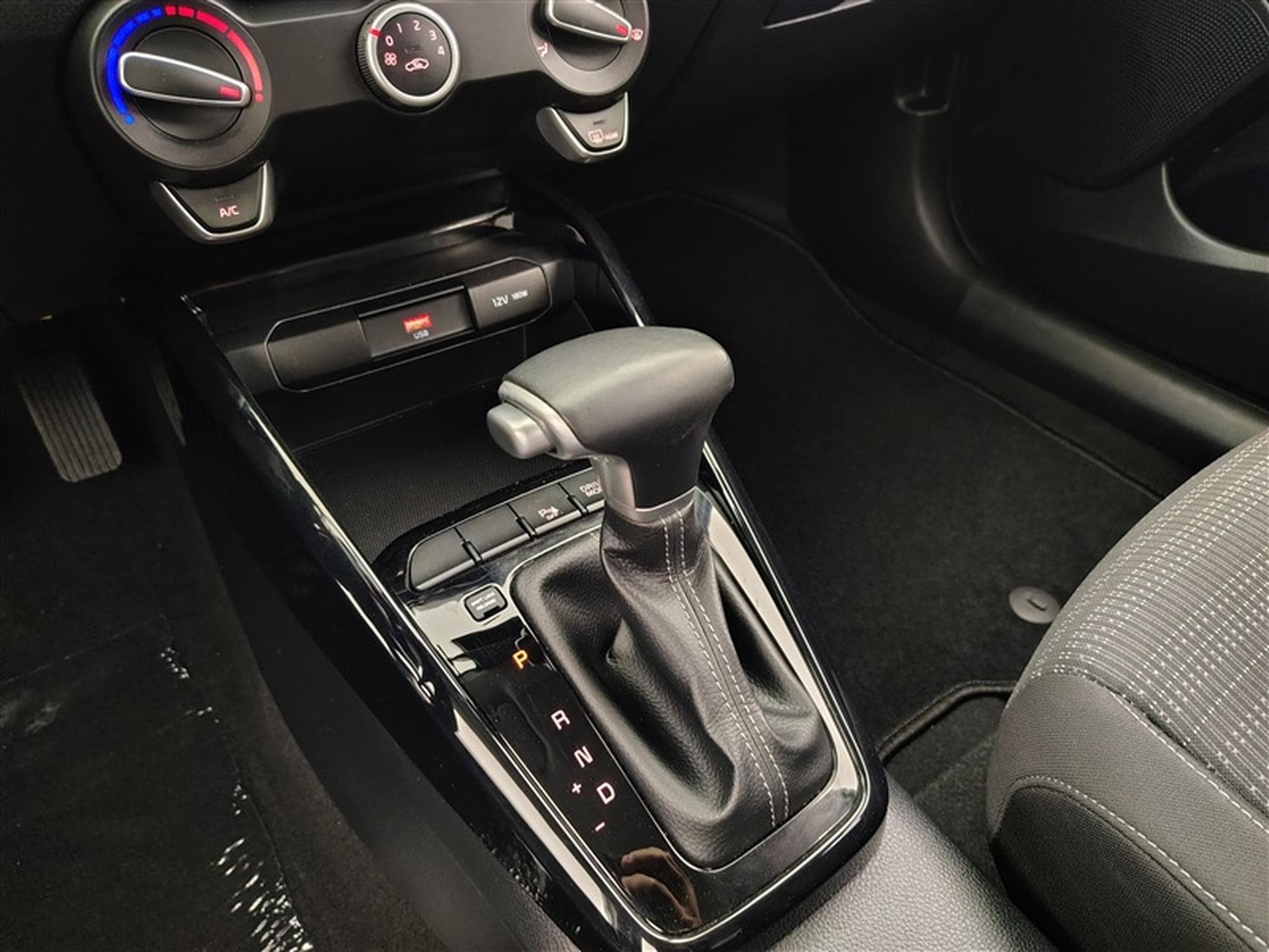 Kia Stonic 1.0 T-GDi 120cv DCT Pulse CARPLAY / CAMERA / JA 16" (2023) - Photo 12