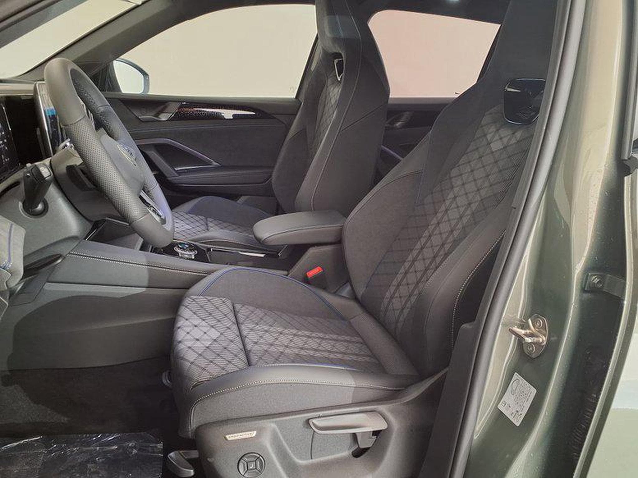 VW Tiguan R-Line 2.0 TSI 7-Gang-DSG 4MOTION (2026) - Foto 11