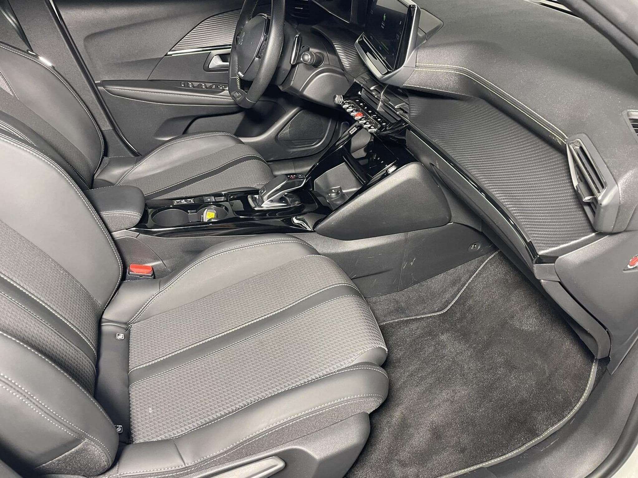 Peugeot 208 1.2 ESSENCE 100 CV GT BLUETOOTH 5P (2021) - Photo 9