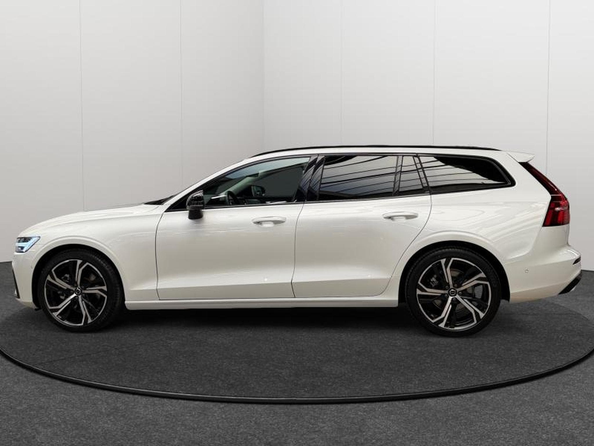 Volvo V60 B4 Ultra Dark / Essence (2025) - Foto 2