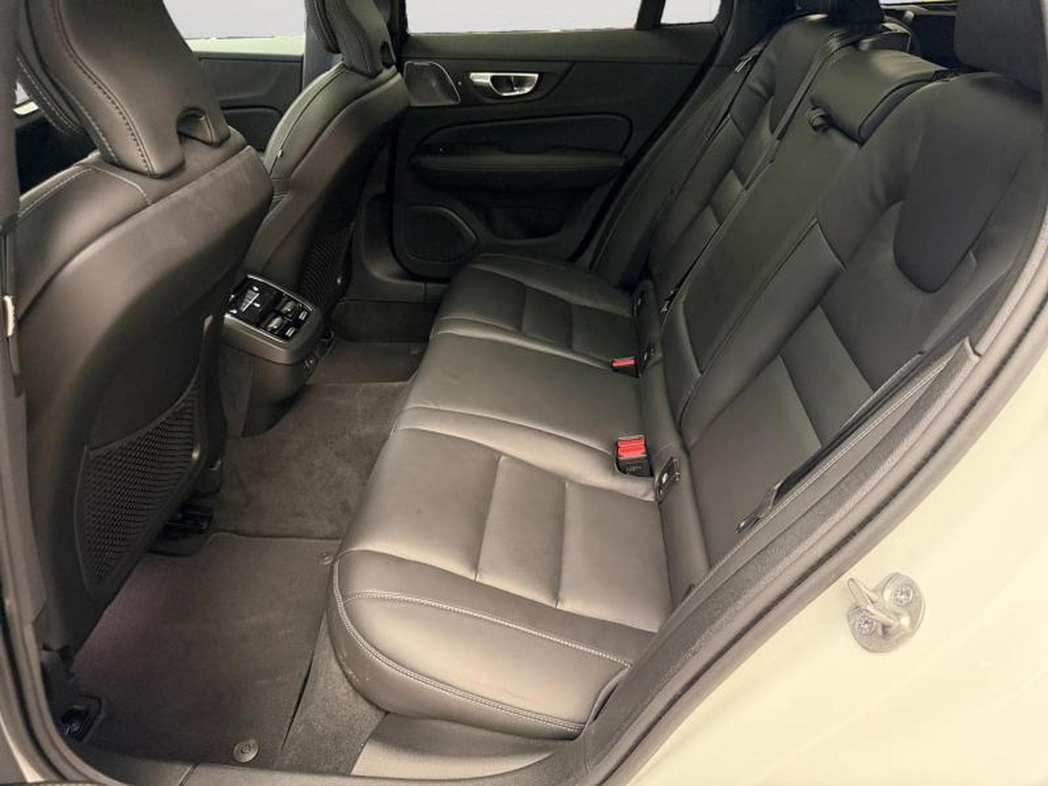 Volvo V60 B4 Ultra Dark / Essence (2025) - Foto 13