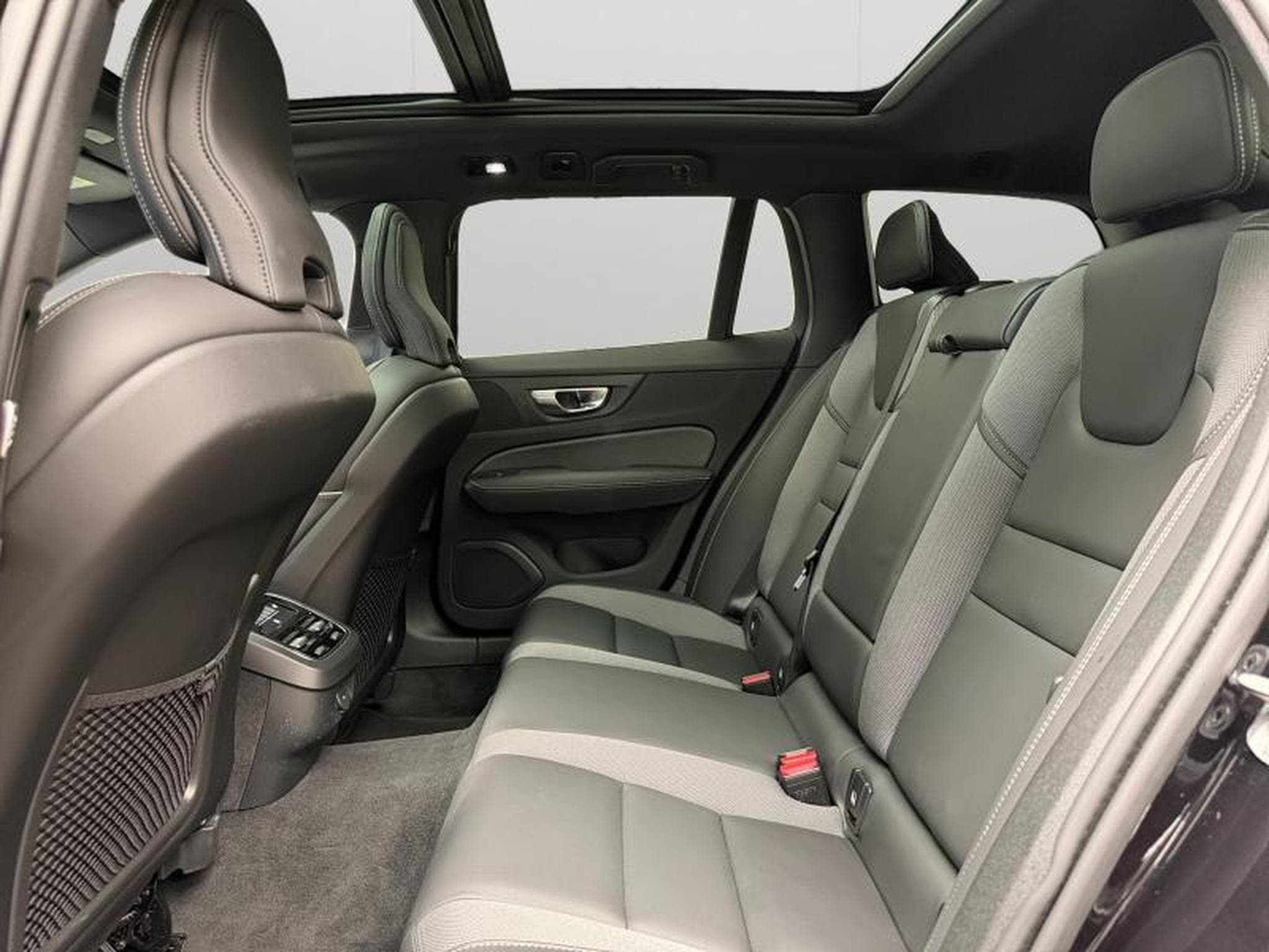 Volvo V60 B4 Ultra Dark / Essence (2025) - Foto 13