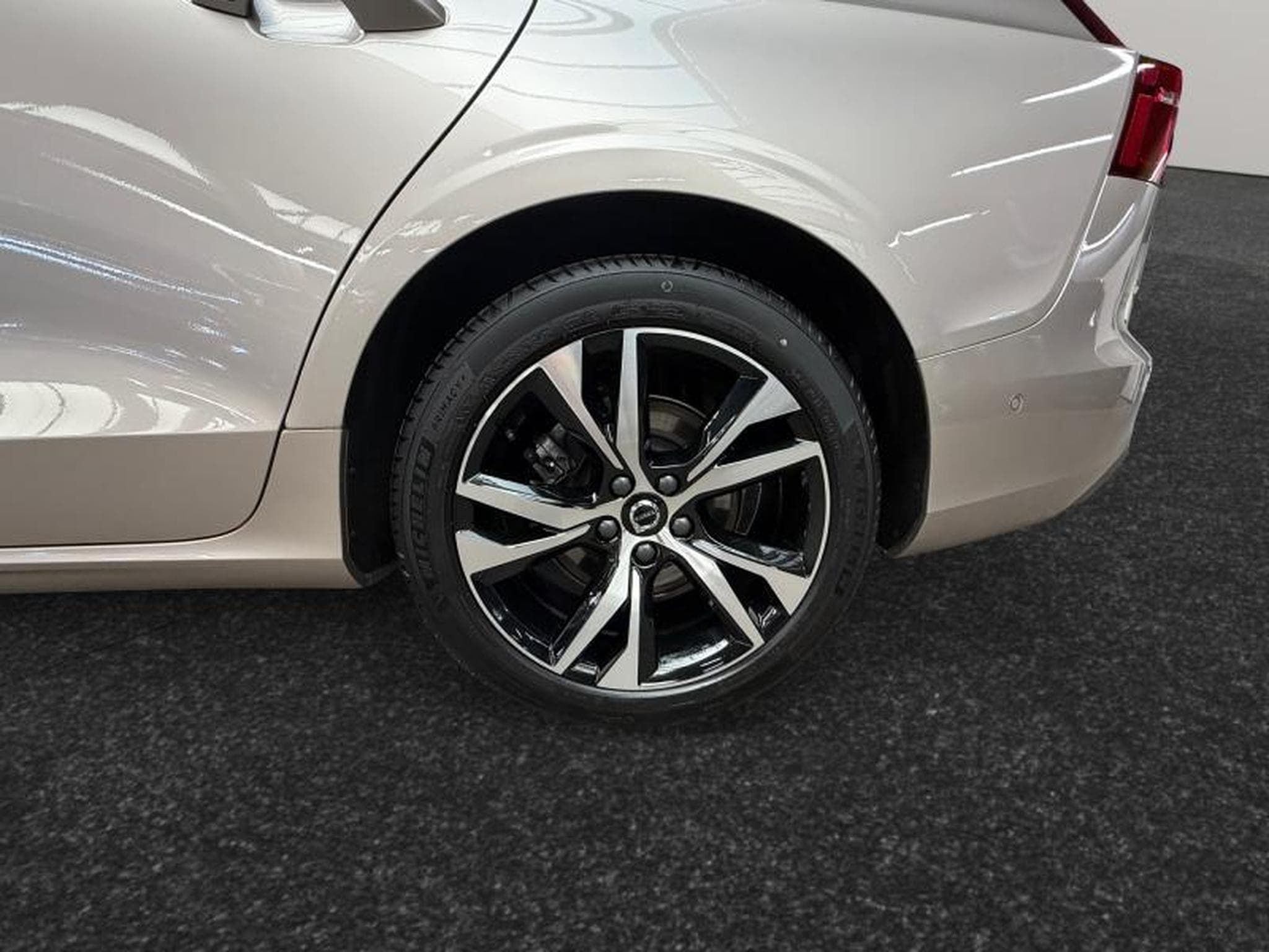 Volvo V60 B4 Plus Dark / Essence 2026 (2025) - Foto 14