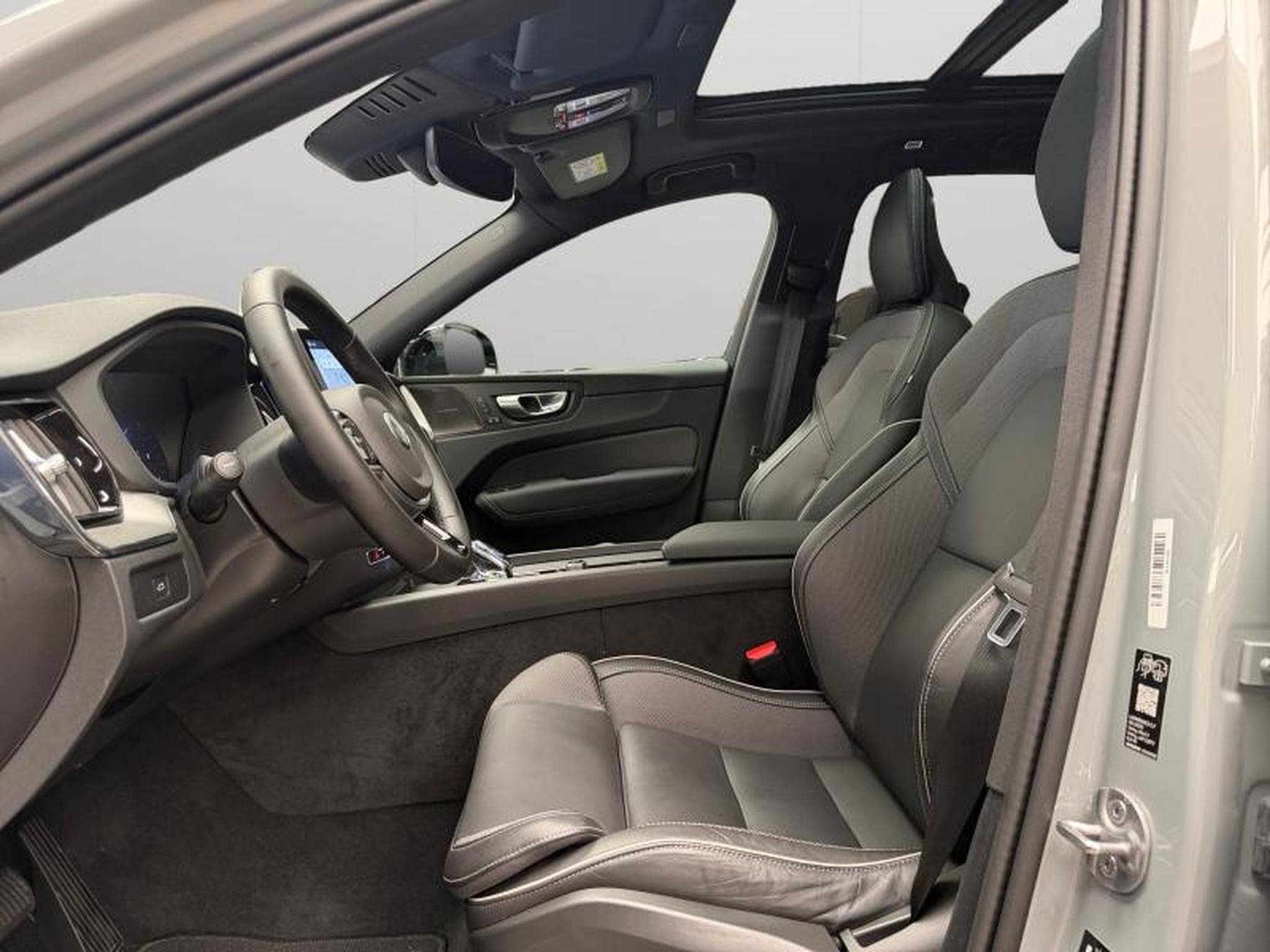 Volvo XC60 Facelift B5 AWD Plus Black Edition / Essence 2026 (2025) - Foto 9