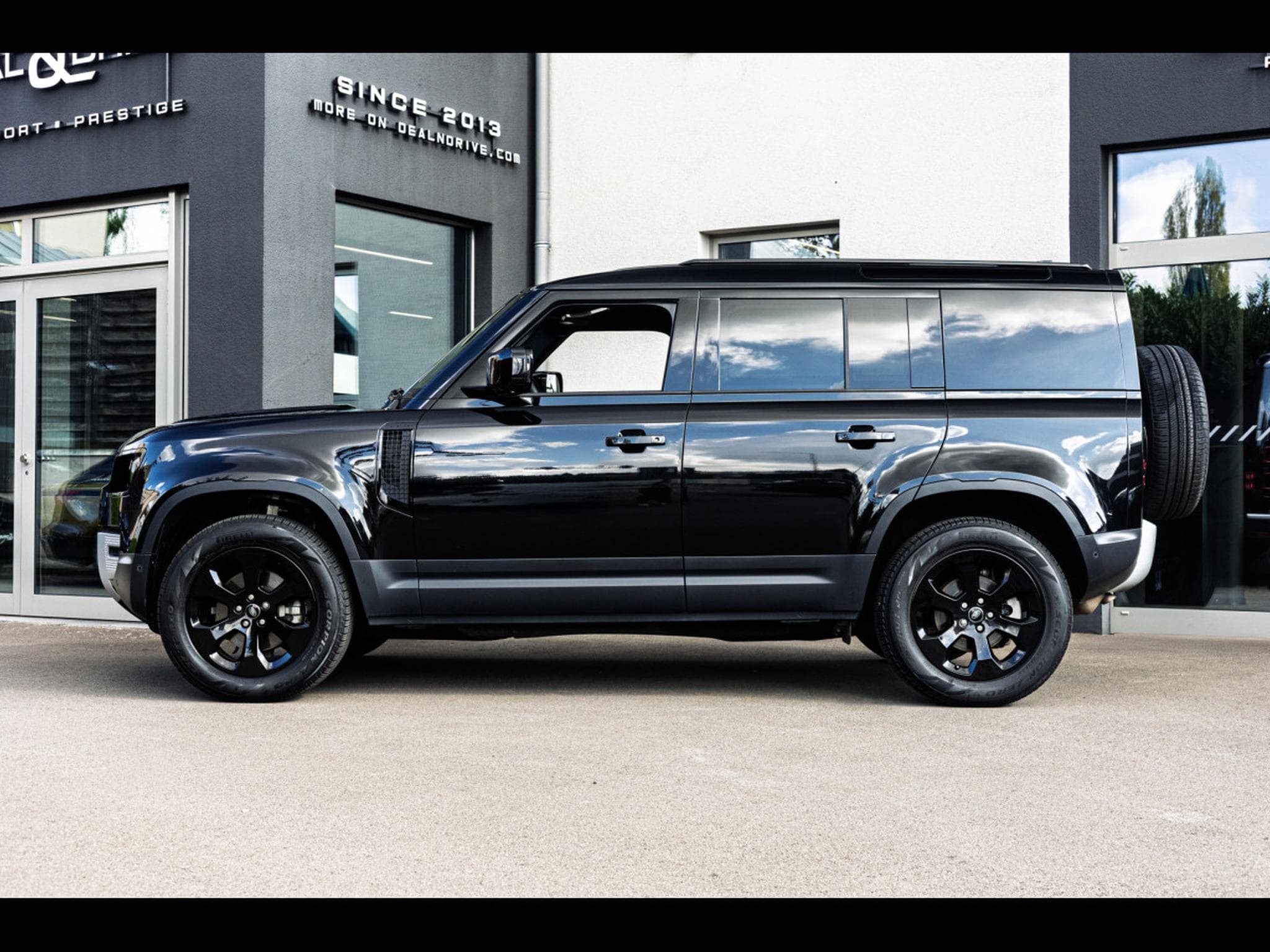 Land-Rover Defender 110 D250 HARD TOP S AWD (3-SEAT VERSION) - SANTORINI BLACK - (2025) - Photo 2