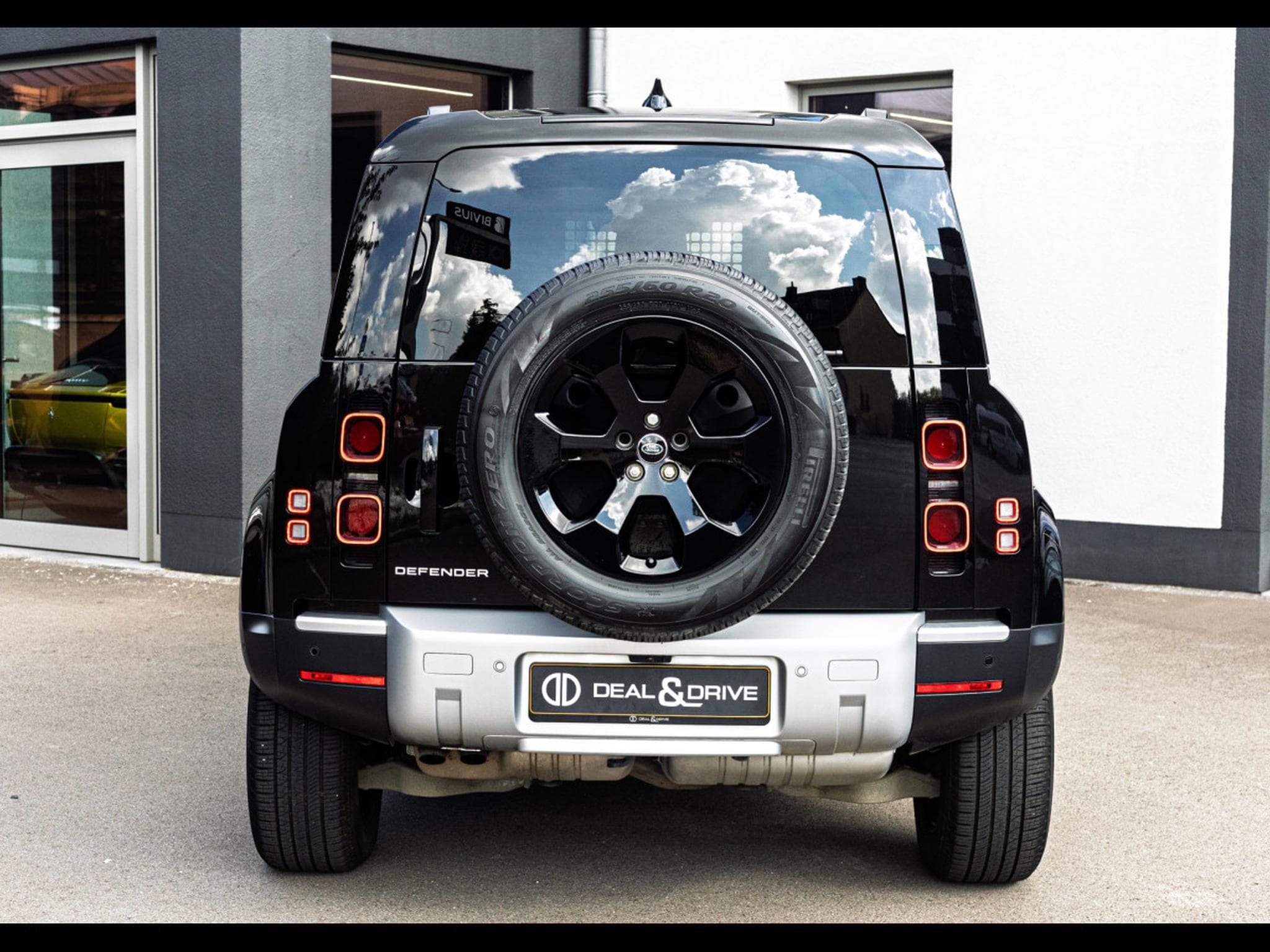 Land-Rover Defender 110 D250 HARD TOP S AWD (3-SEAT VERSION) - SANTORINI BLACK - (2025) - Photo 4