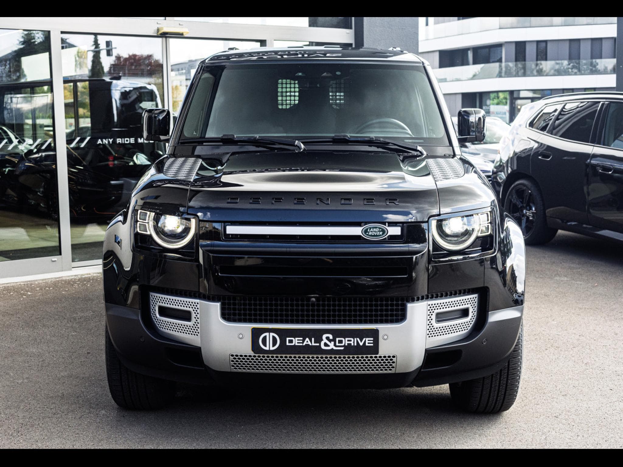Land-Rover Defender 110 D250 HARD TOP S AWD (3-SEAT VERSION) - SANTORINI BLACK - (2025) - Photo 5