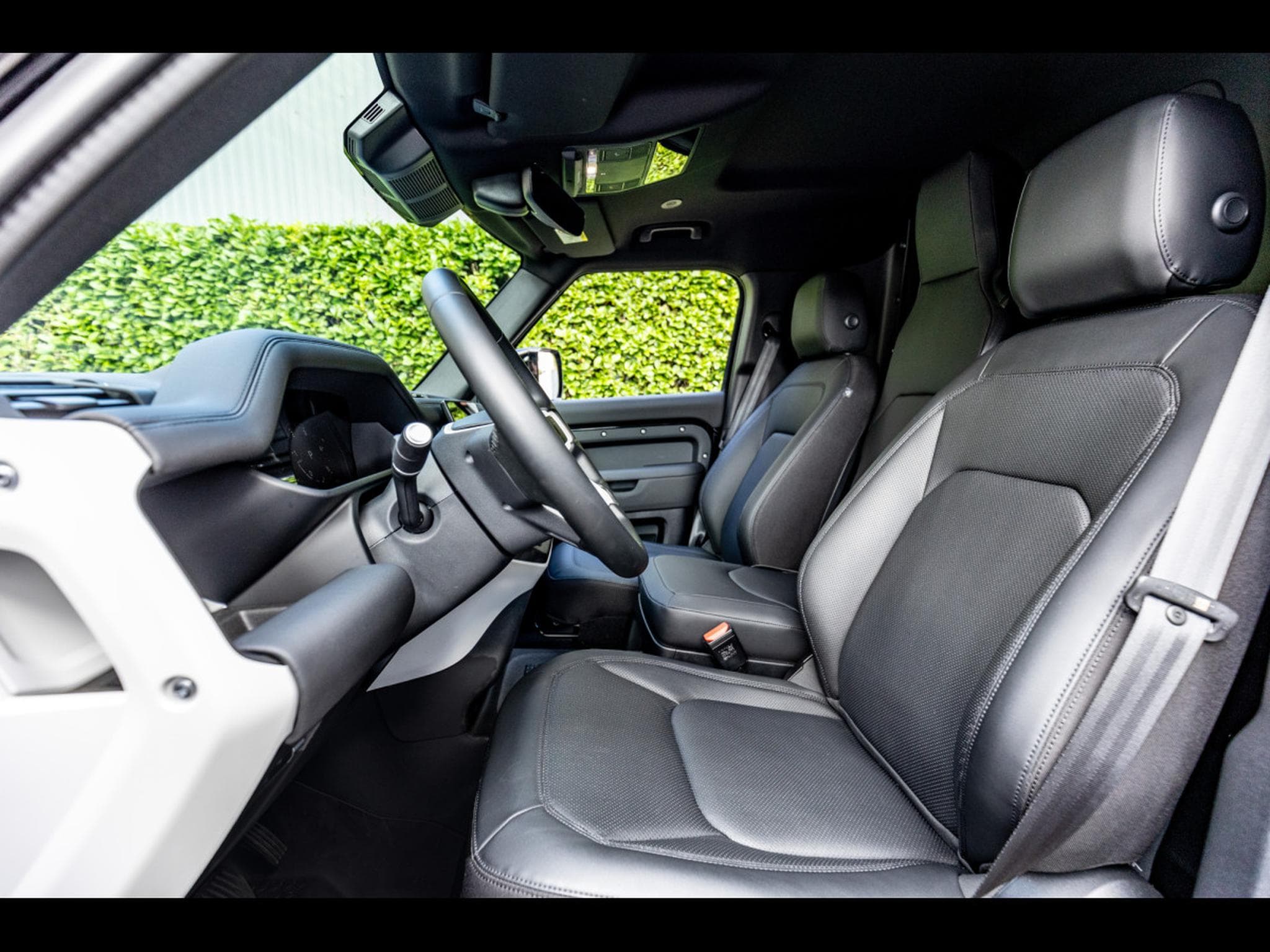 Land-Rover Defender 110 D250 HARD TOP S AWD (3-SEAT VERSION) - SANTORINI BLACK - (2025) - Photo 10