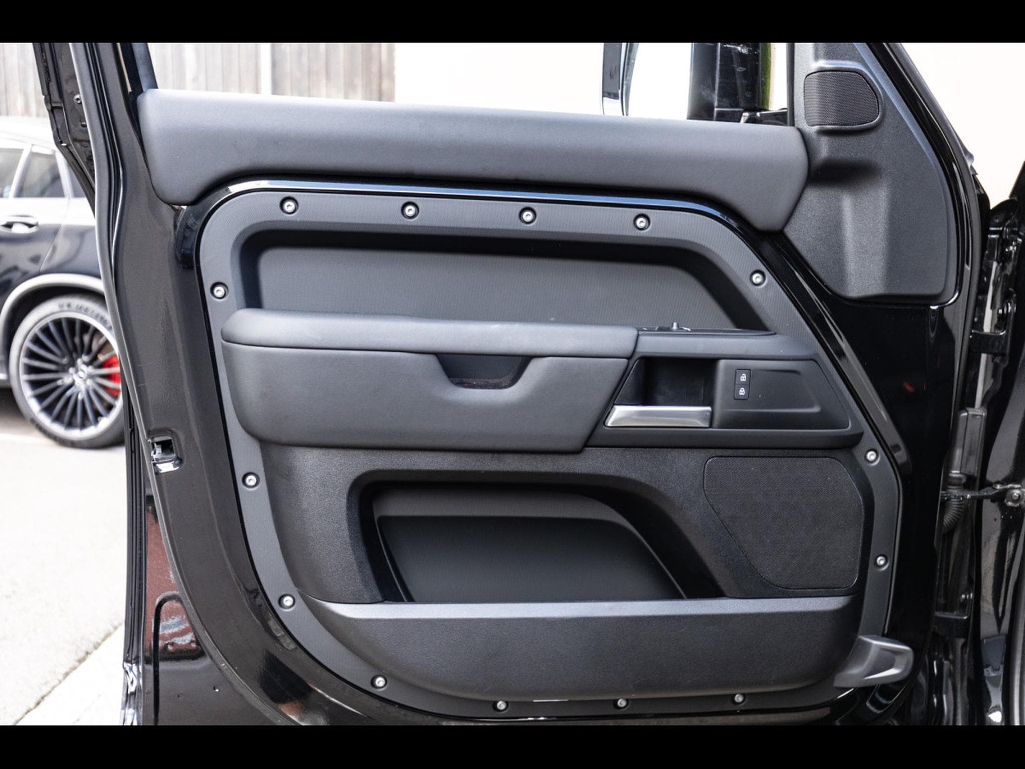 Land-Rover Defender 110 D250 HARD TOP S AWD (3-SEAT VERSION) - SANTORINI BLACK - (2025) - Photo 8