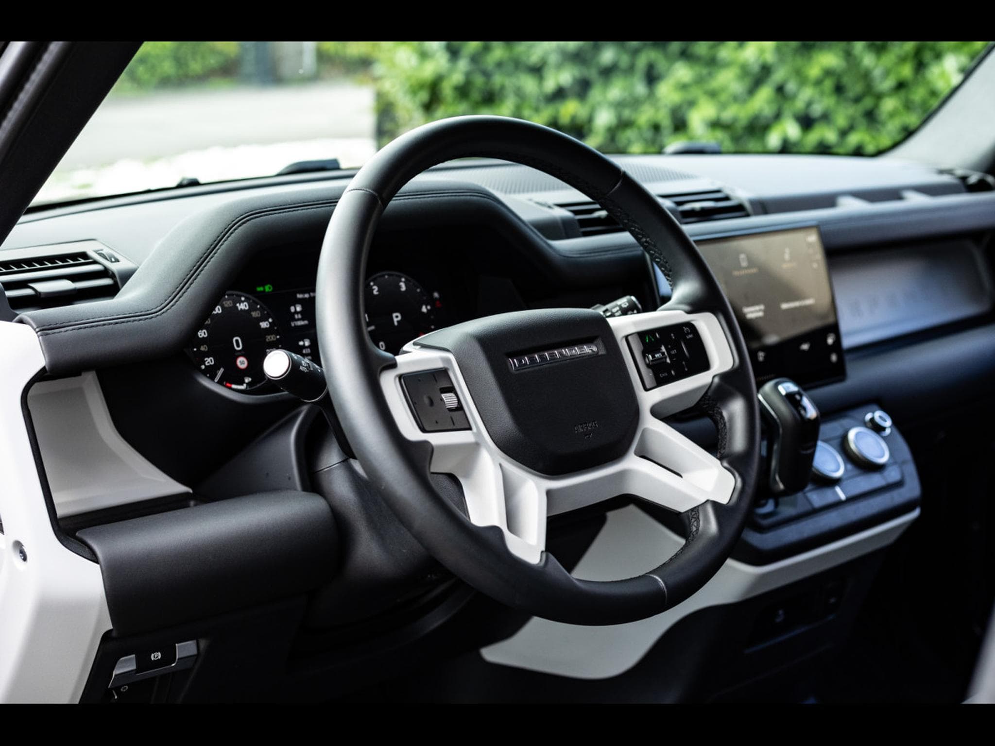 Land-Rover Defender 110 D250 HARD TOP S AWD (3-SEAT VERSION) - SANTORINI BLACK - (2025) - Photo 9