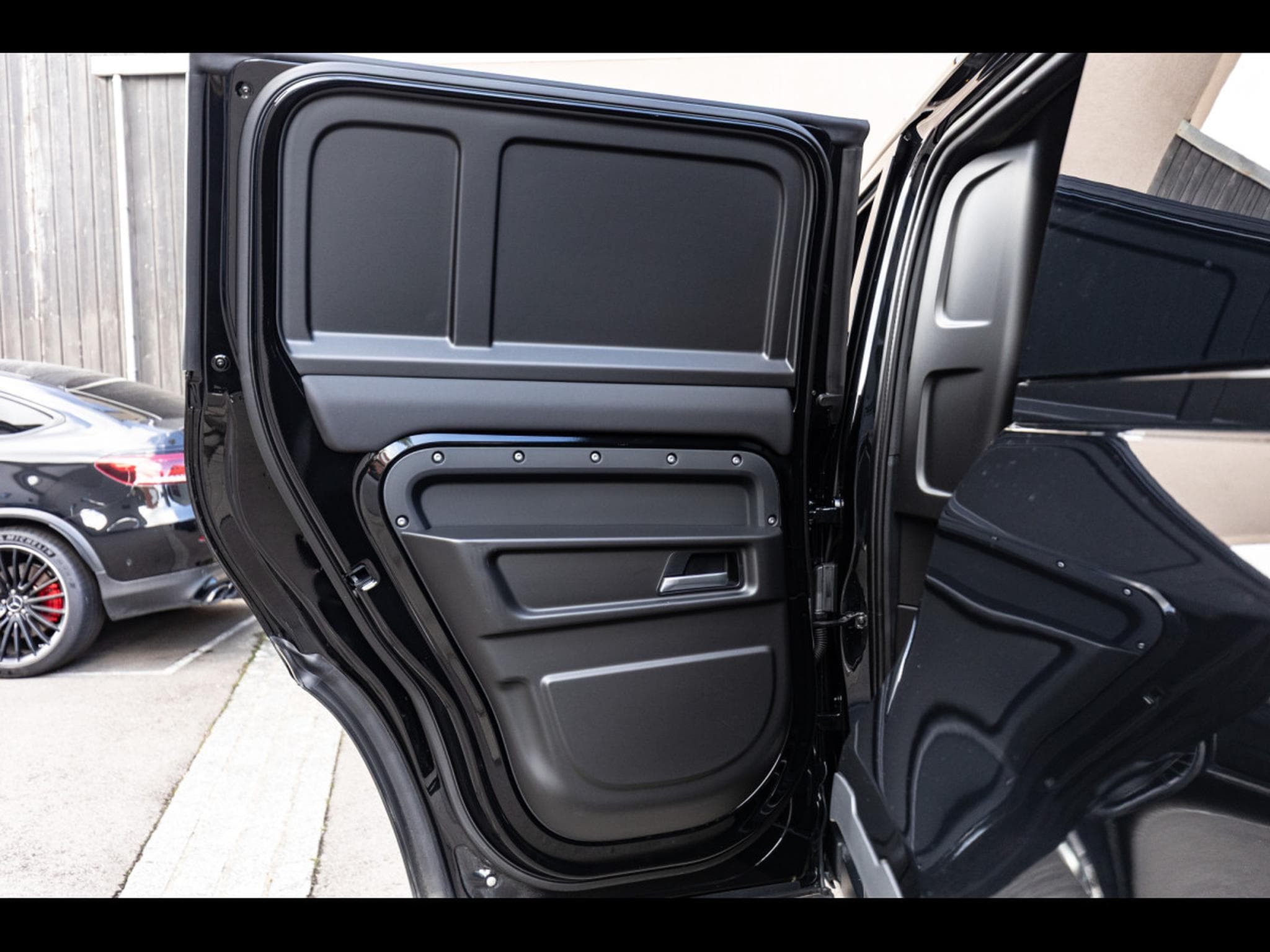 Land-Rover Defender 110 D250 HARD TOP S AWD (3-SEAT VERSION) - SANTORINI BLACK - (2025) - Photo 12