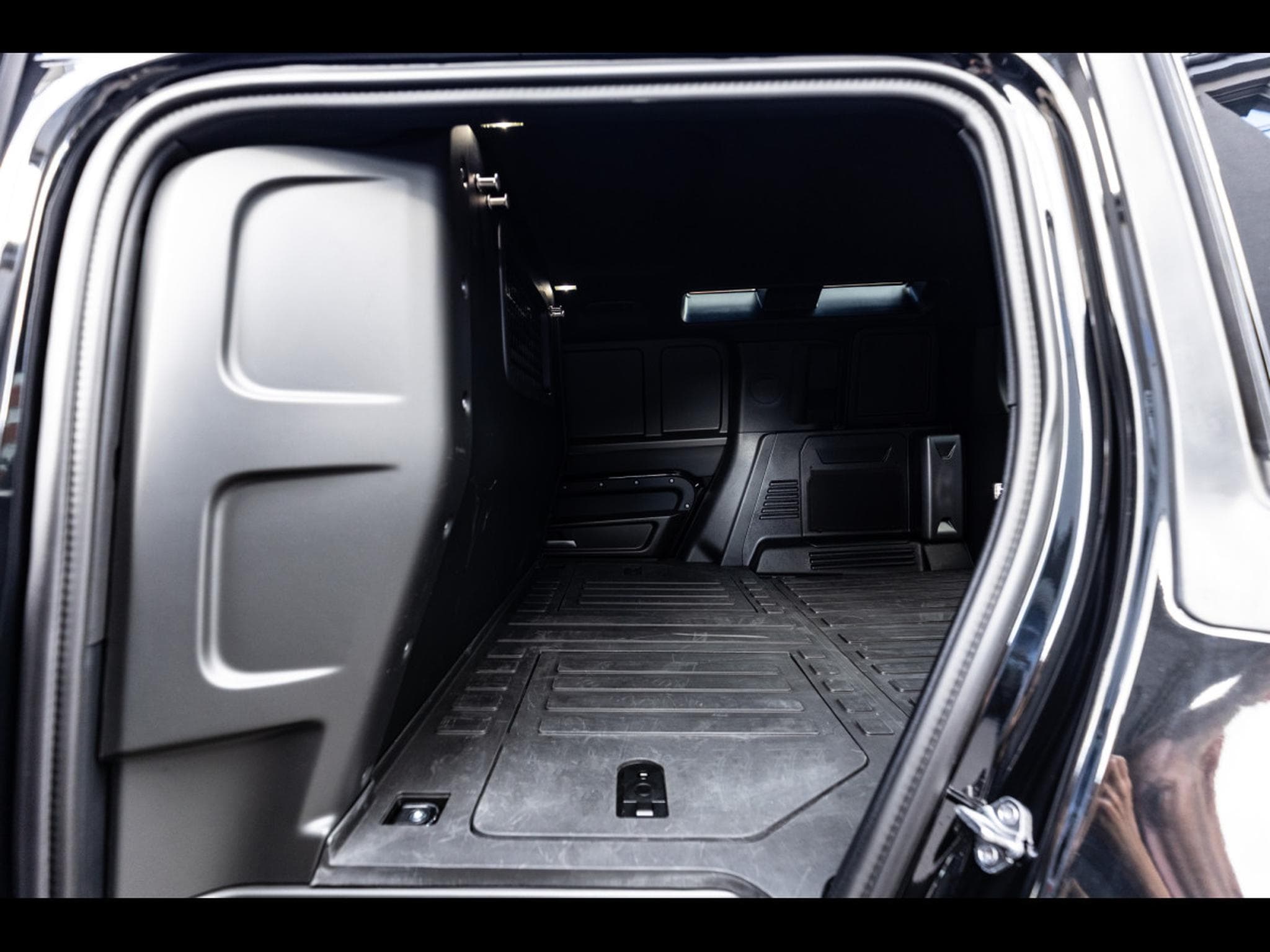 Land-Rover Defender 110 D250 HARD TOP S AWD (3-SEAT VERSION) - SANTORINI BLACK - (2025) - Photo 13