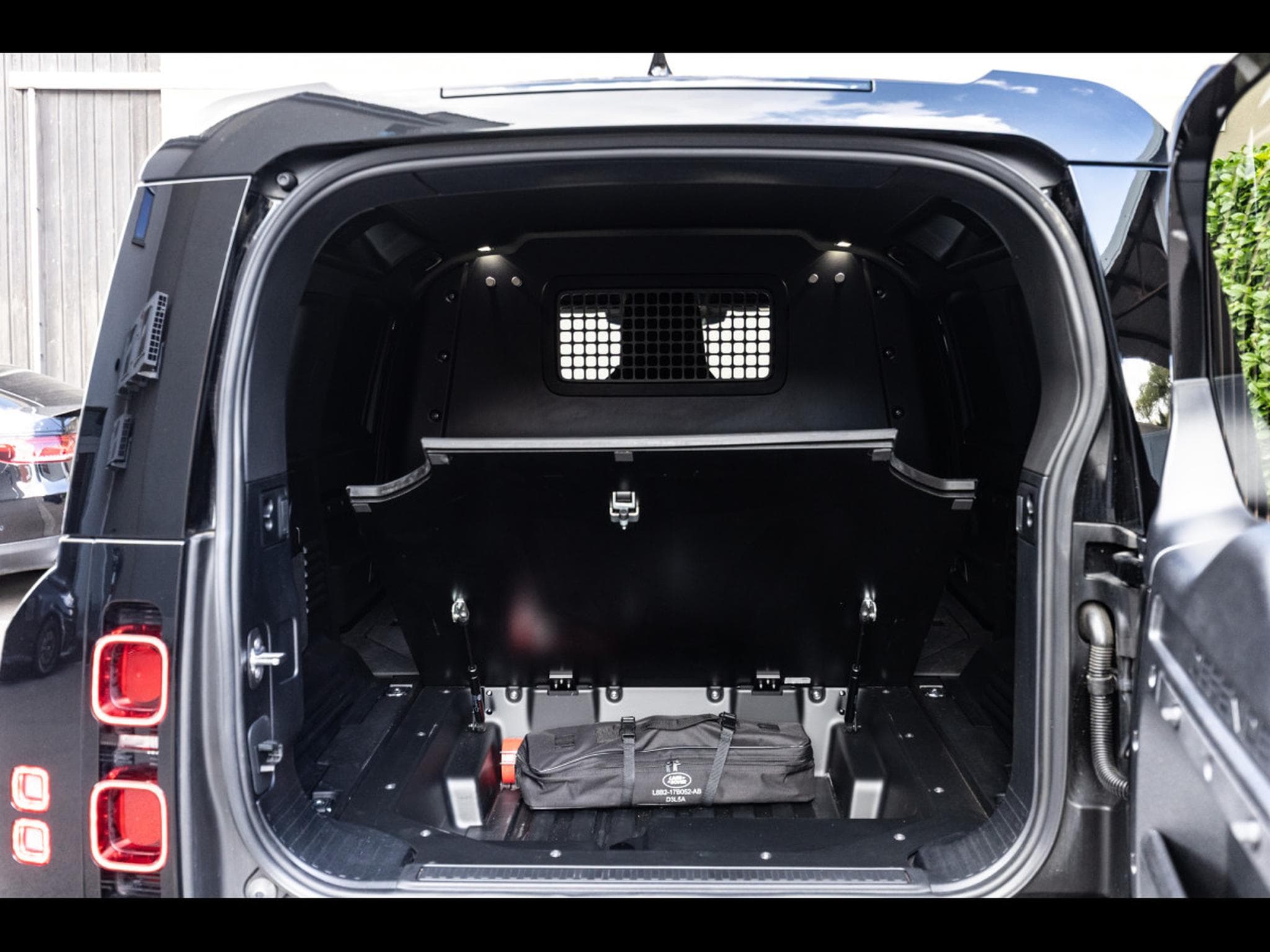 Land-Rover Defender 110 D250 HARD TOP S AWD (3-SEAT VERSION) - SANTORINI BLACK - (2025) - Photo 15