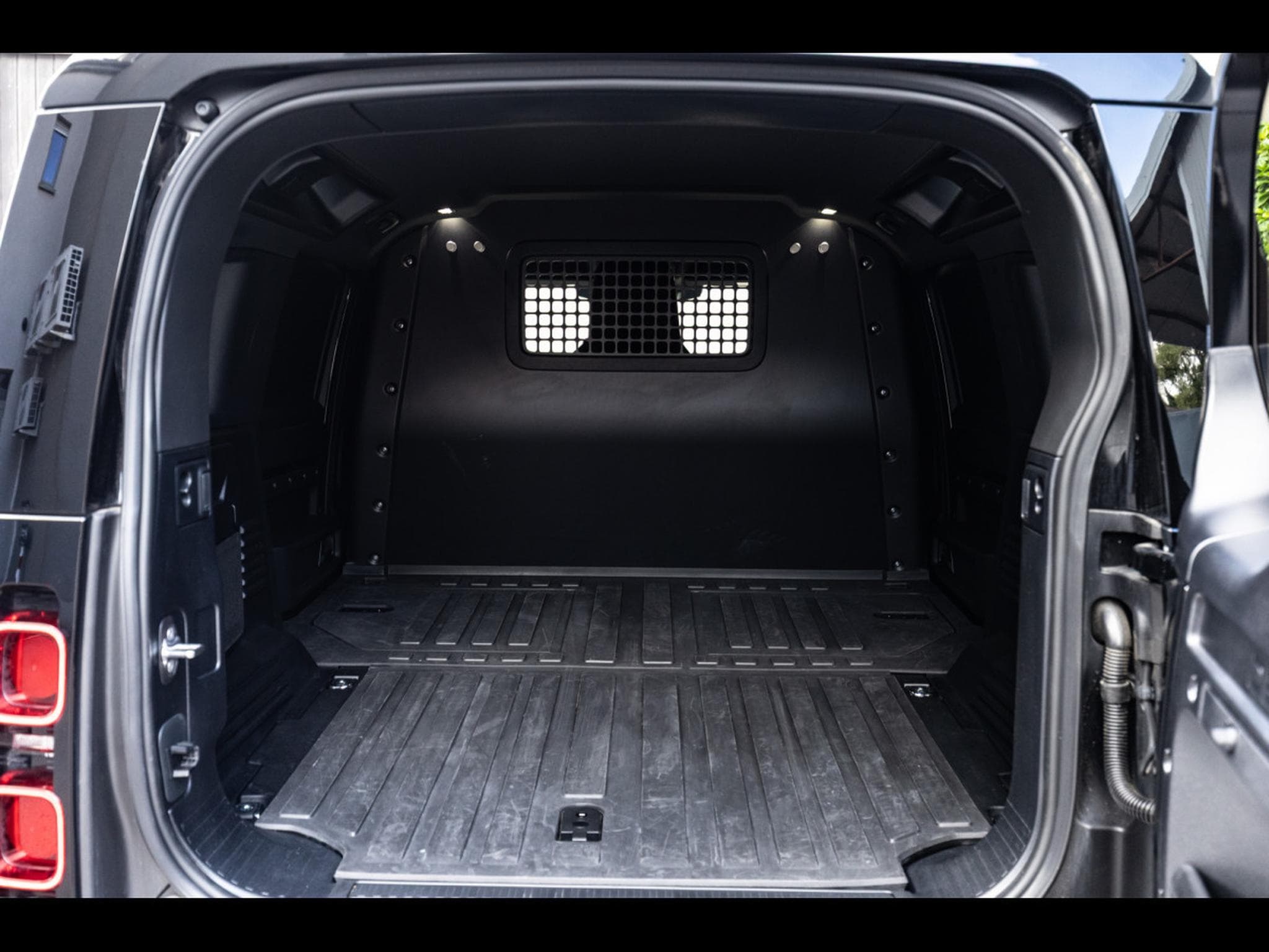 Land-Rover Defender 110 D250 HARD TOP S AWD (3-SEAT VERSION) - SANTORINI BLACK - (2025) - Photo 14