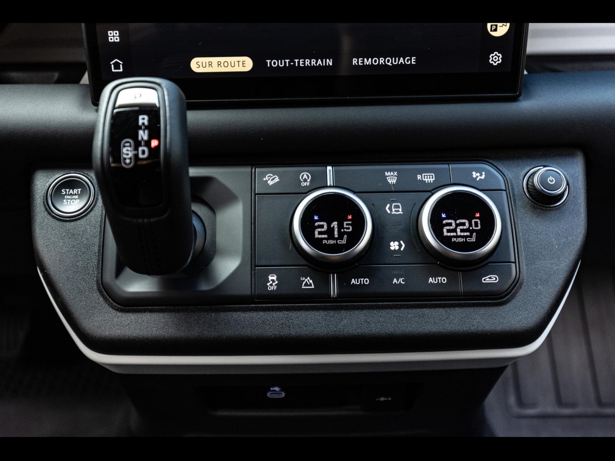 Land-Rover Defender 110 D250 HARD TOP S AWD (3-SEAT VERSION) - SANTORINI BLACK - (2025) - Photo 20