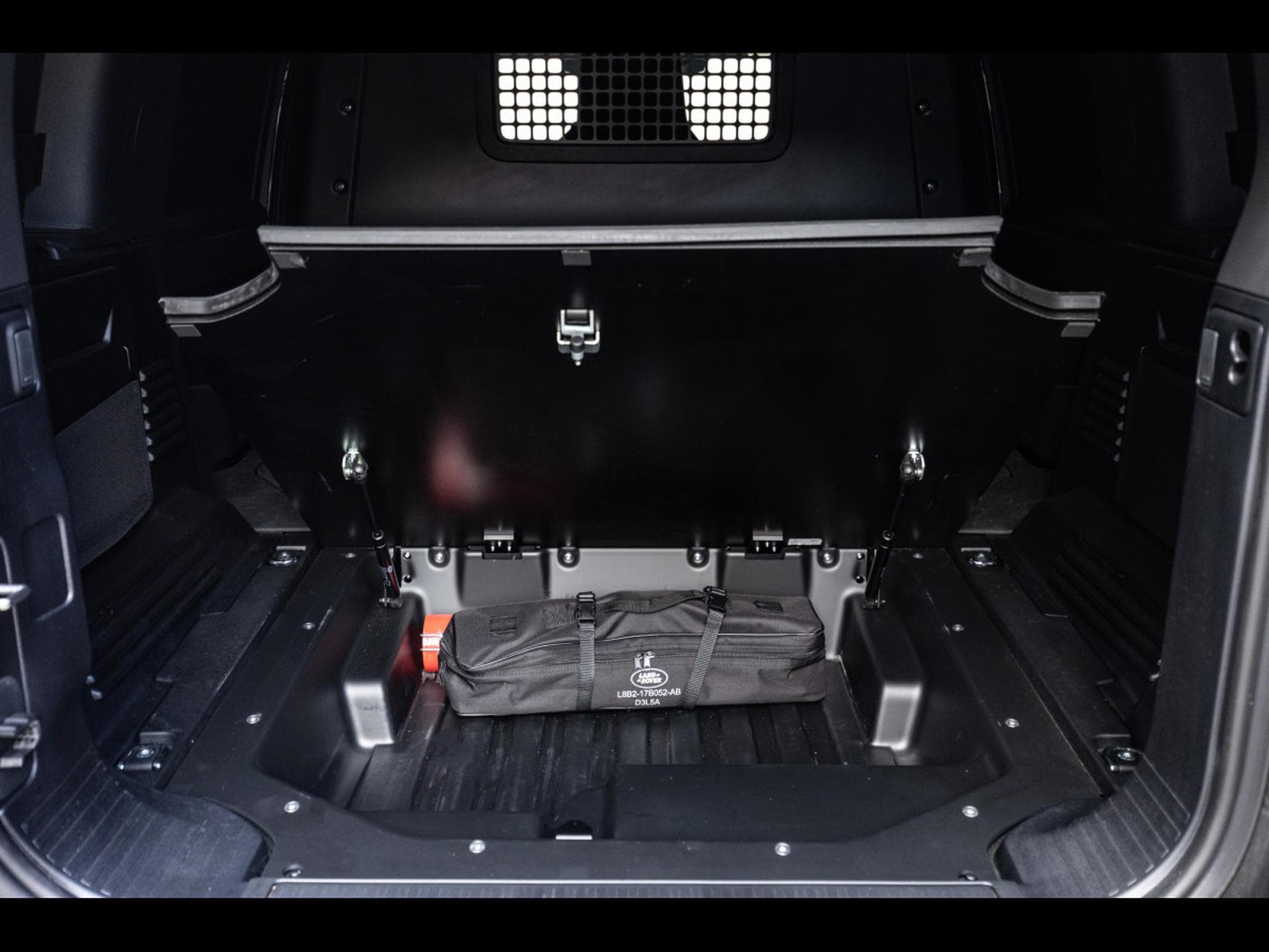 Land-Rover Defender 110 D250 HARD TOP S AWD (3-SEAT VERSION) - SANTORINI BLACK - (2025) - Photo 25
