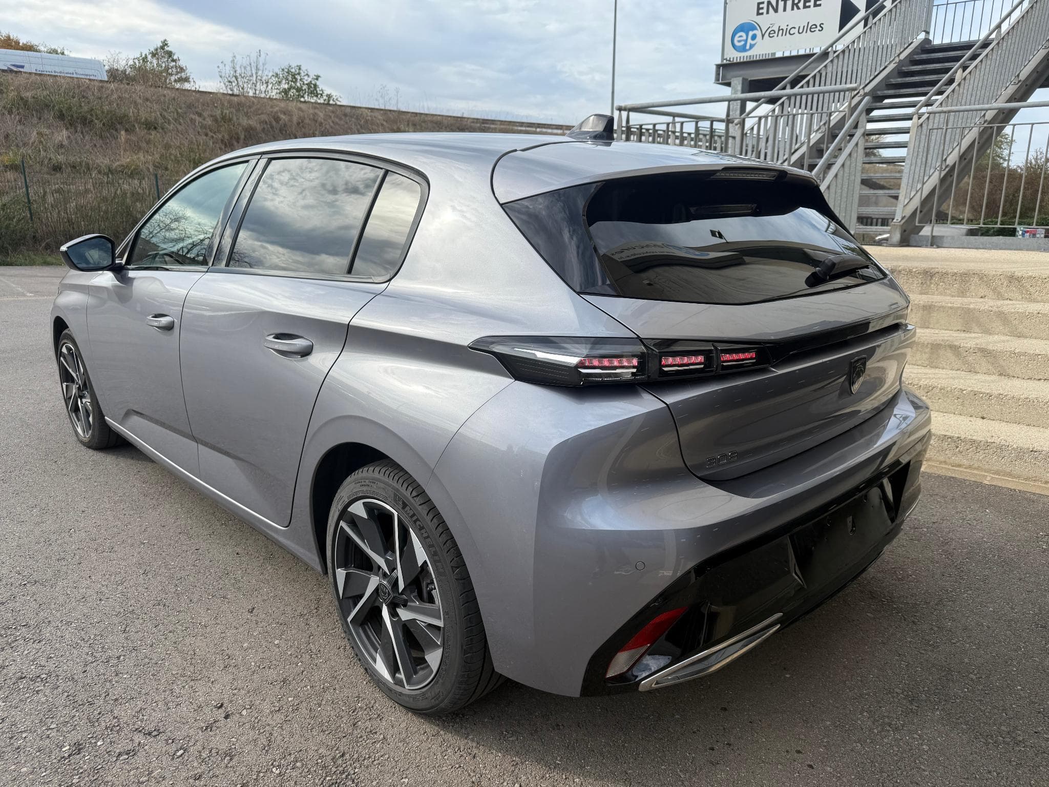 Peugeot 308 1.2 HYBRID 145 E-DCS6 ALLURE (2025) - Foto 3