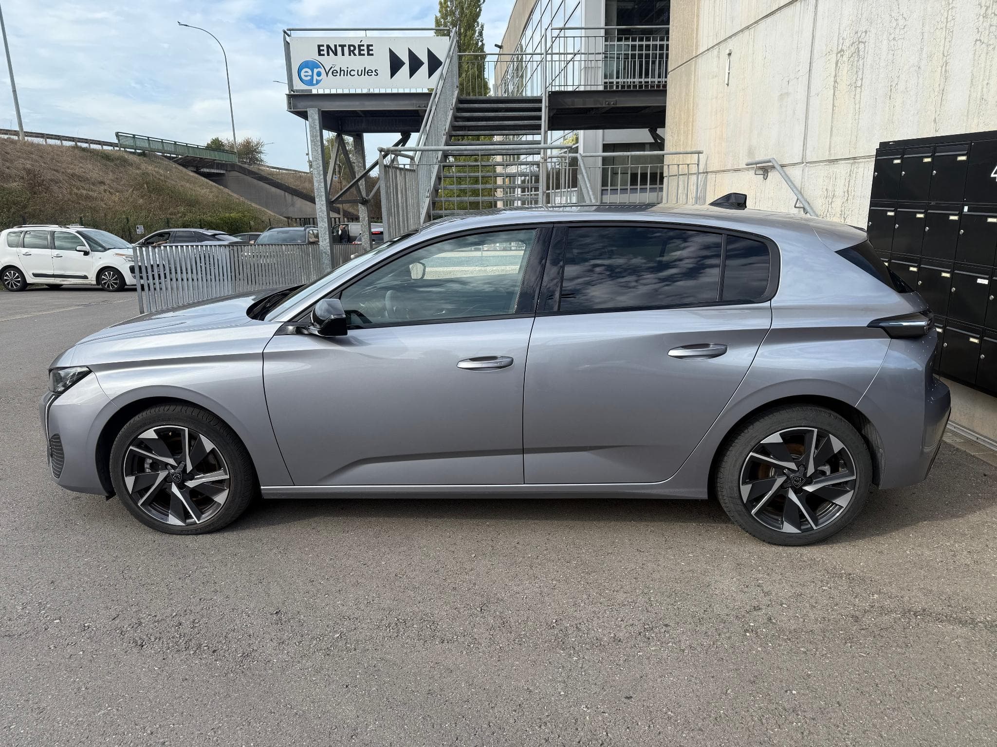 Peugeot 308 1.2 HYBRID 145 E-DCS6 ALLURE (2025) - Foto 2