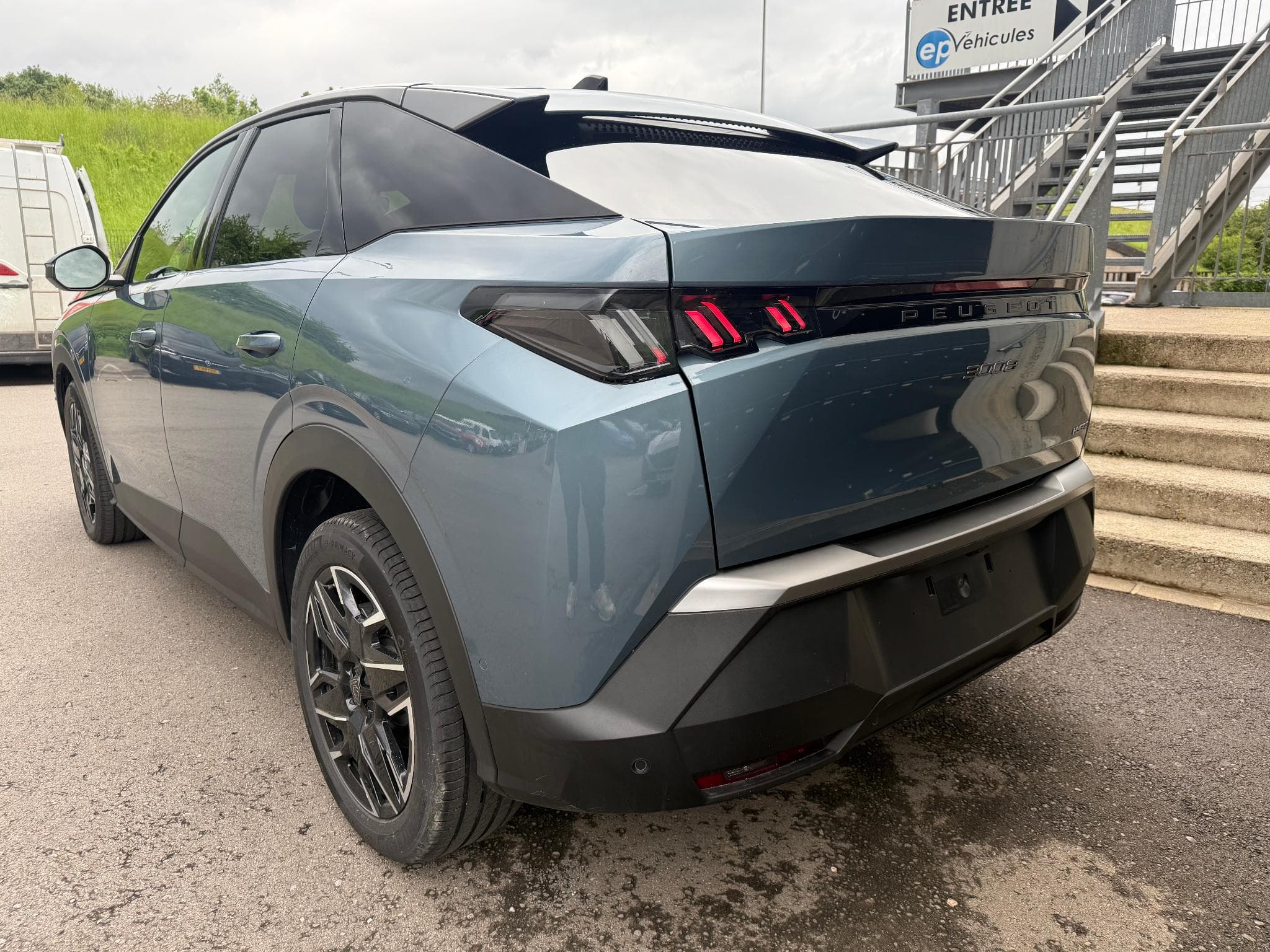 Peugeot 3008 1.2 HYBRID 145 E-DCS6 ALLURE (2025) - Foto 3