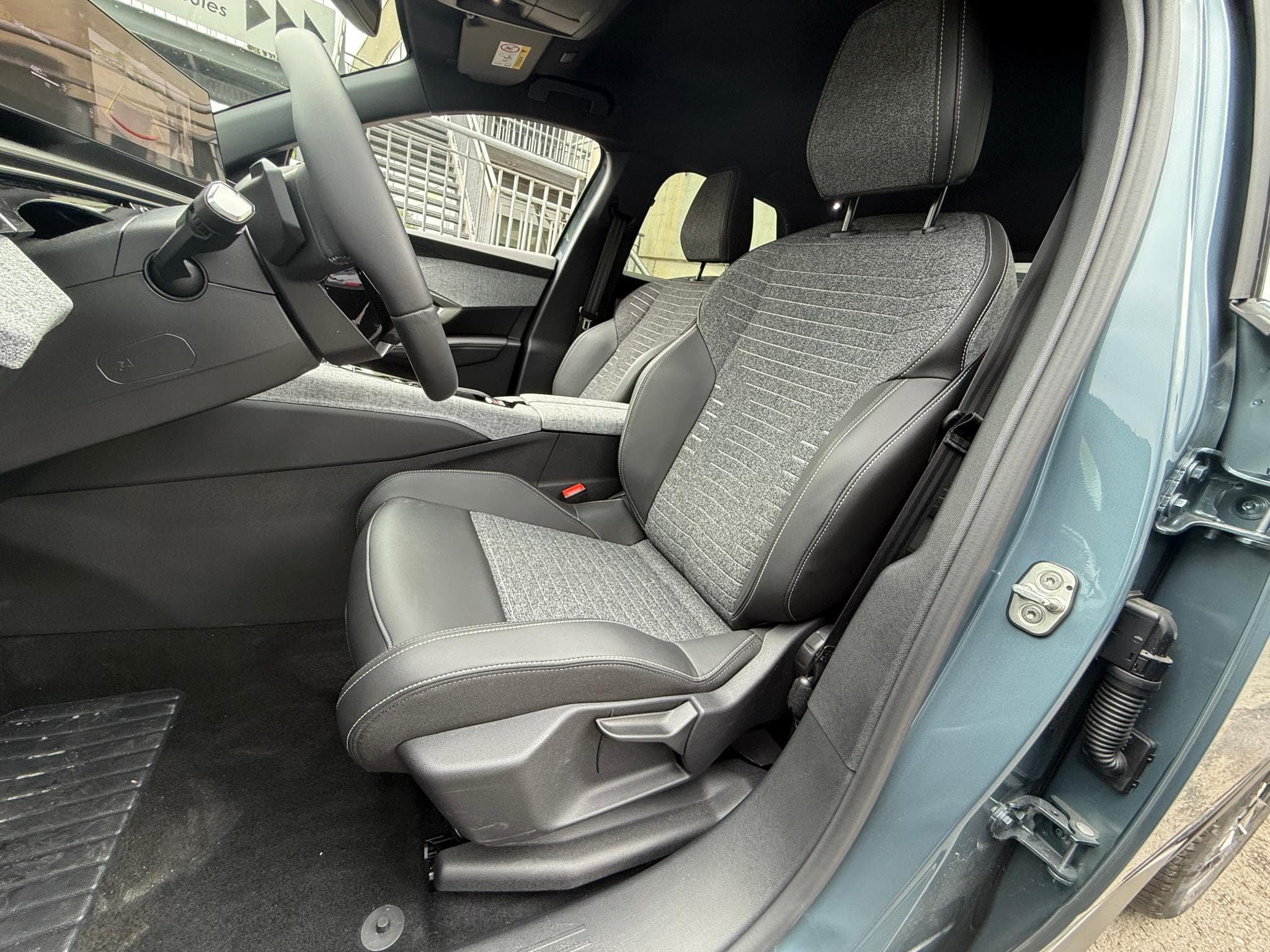 Peugeot 3008 1.2 HYBRID 145 E-DCS6 ALLURE (2025) - Foto 5